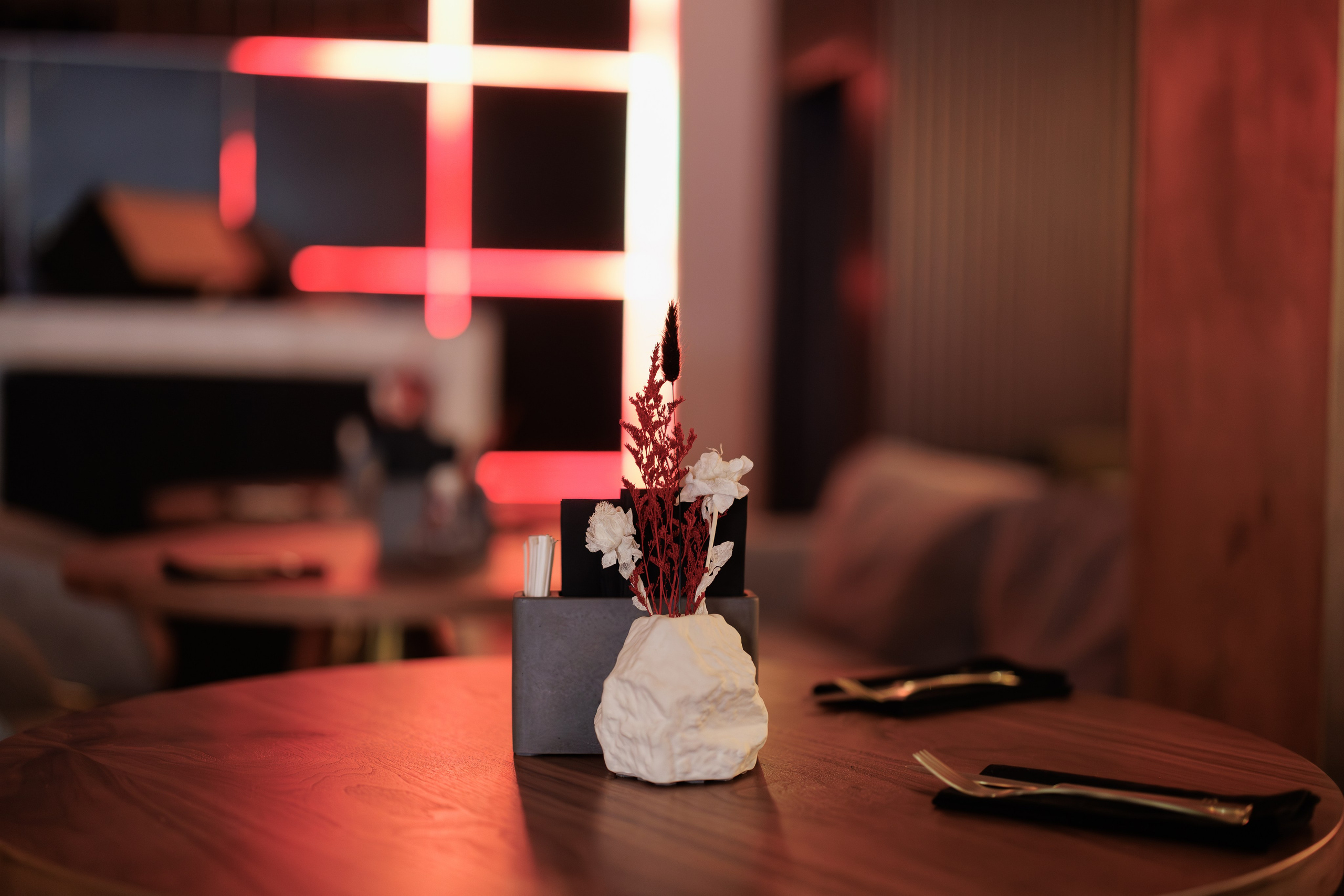 Фотограф для интерьерной съемки ресторана. Контент для бизнеса в Екатеринбурге Полдень Медиа