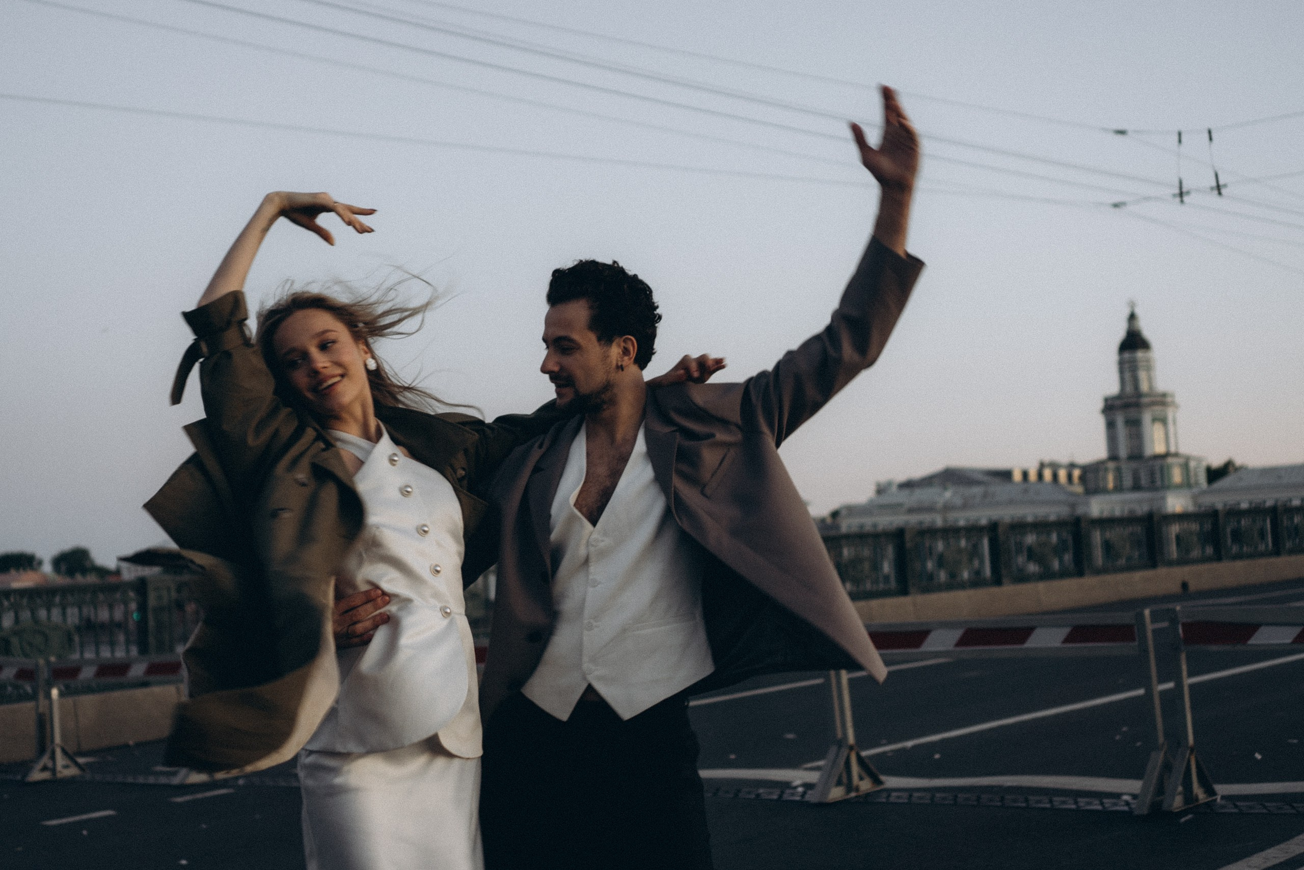 СВАДЕБНАЯ СЬЕМКА ПАРЫ НА РАССВЕТЕ В БЕЛЫЕ НОЧИ И ПРОГУЛКА С РАЗВОДНЫМИ МОСТАМИ И ПИКНИК ВОЗЛЕ ИСАКИЕВСКОГО СОБОРА. Профессиональный фотограф, Санкт-Петербург — Виктория Богомолова