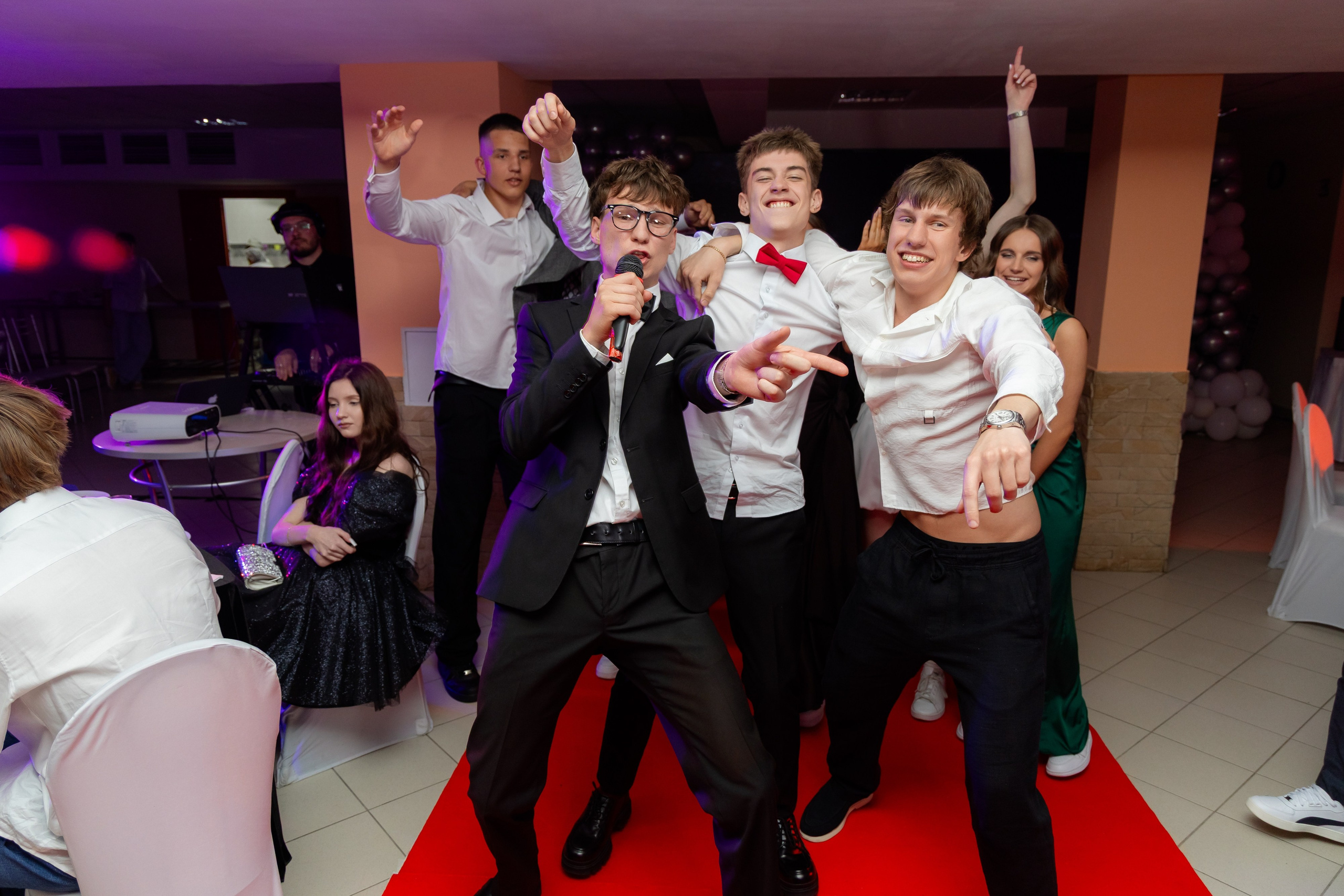 Школьный выпускной 2025 год в Минске, Беларуси. Свадебный фотограф в Минске/Беларуси Сергей Спиридонов