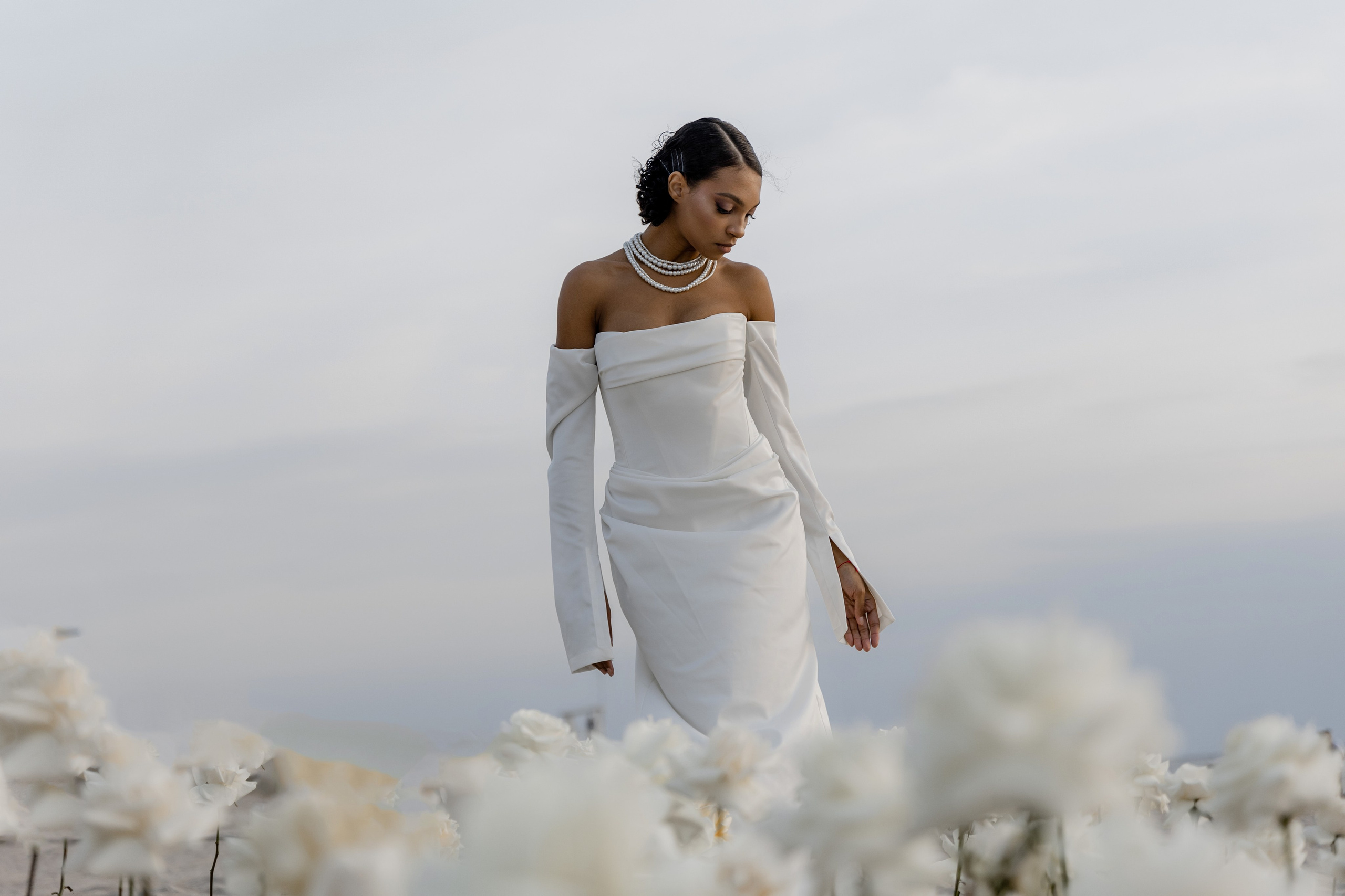 Выездная регистрация на море с белыми розами. Свадебный фотограф Калининград