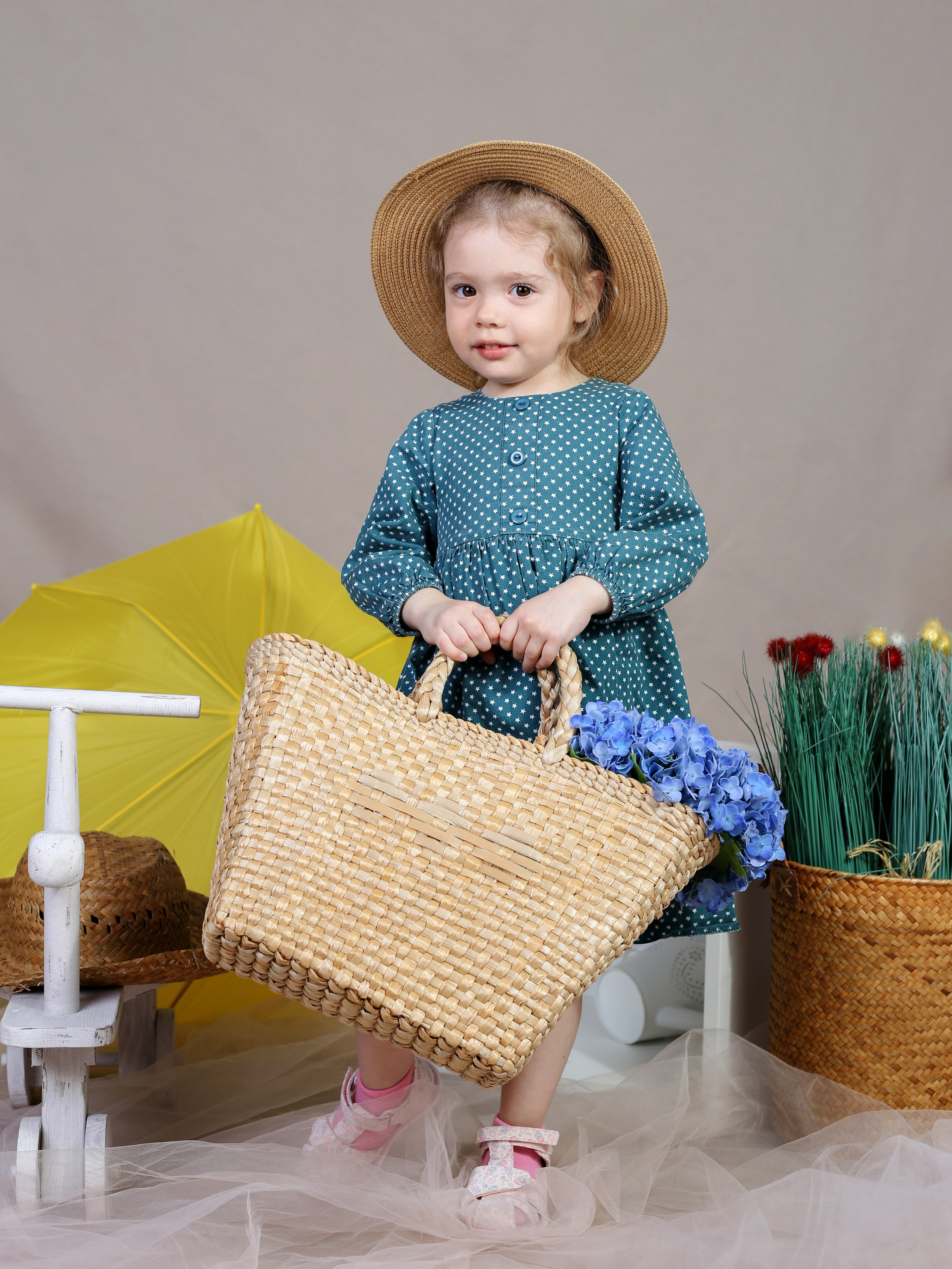 Общее фото в детском саду с выездным реквизитом в Тюмени. Выпускные альбомы в Тюмени для школ, садов, вузов спортивных секций