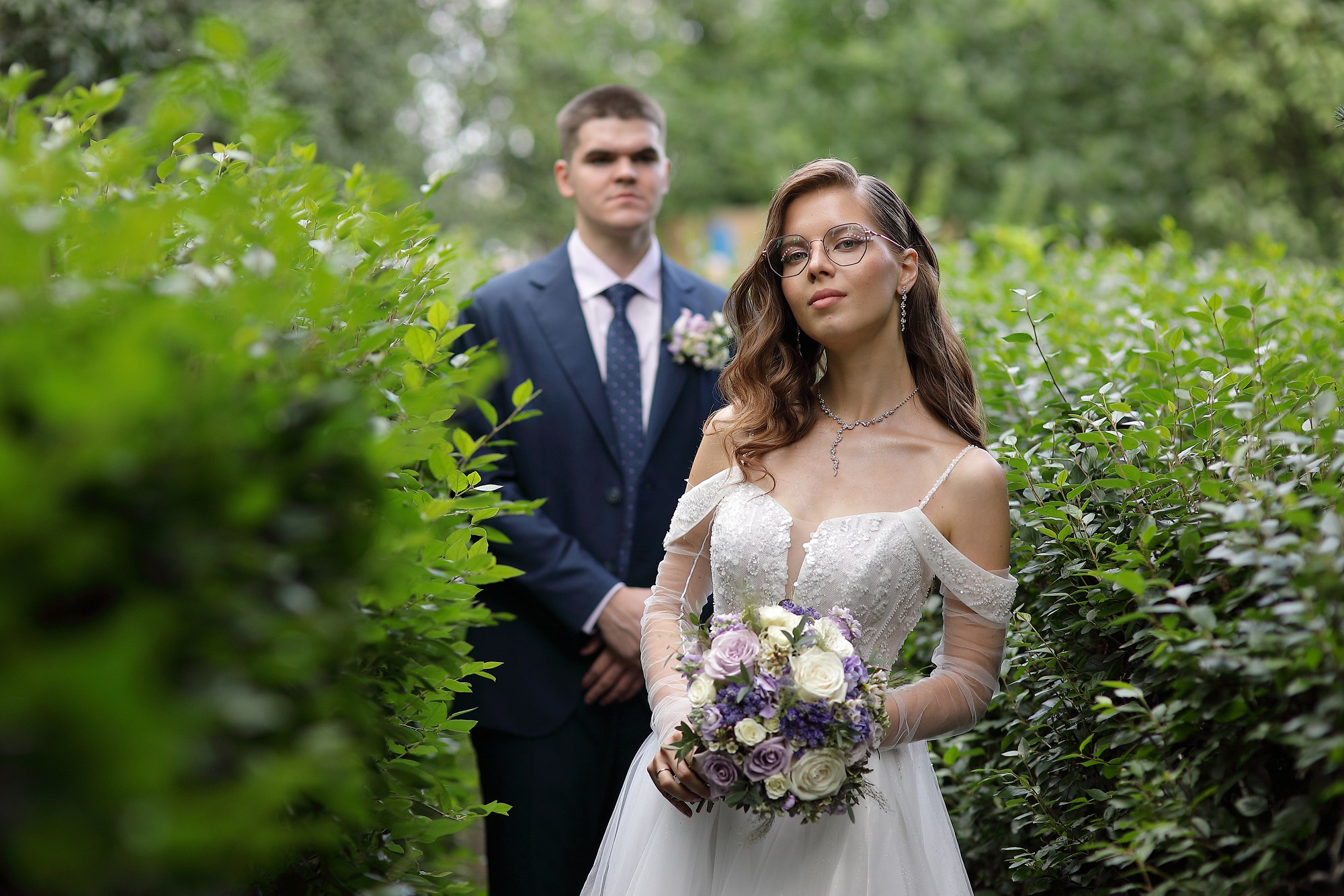 фотосессия жениха и невесты в центре  парке Екатеринбурга на улице 8 марта