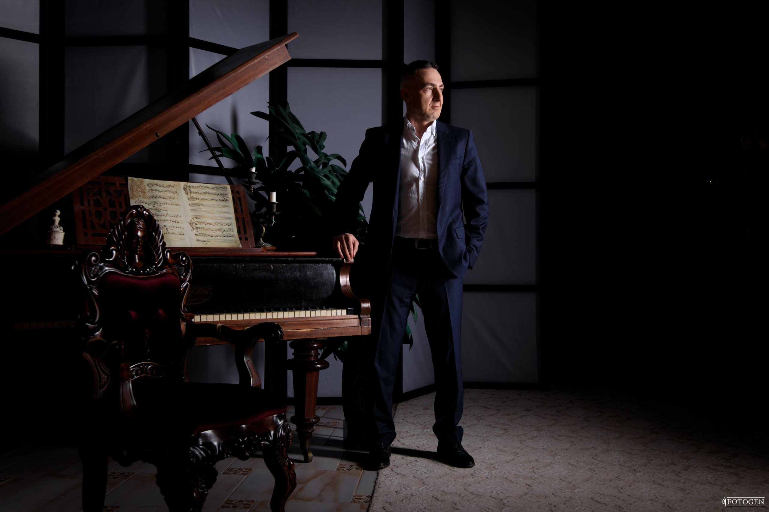 Профессиональная мужская фотосессия в Fotogen: Ваша история в кадре. Интерьерная фотостудия FOTOGEN г. Краснодар