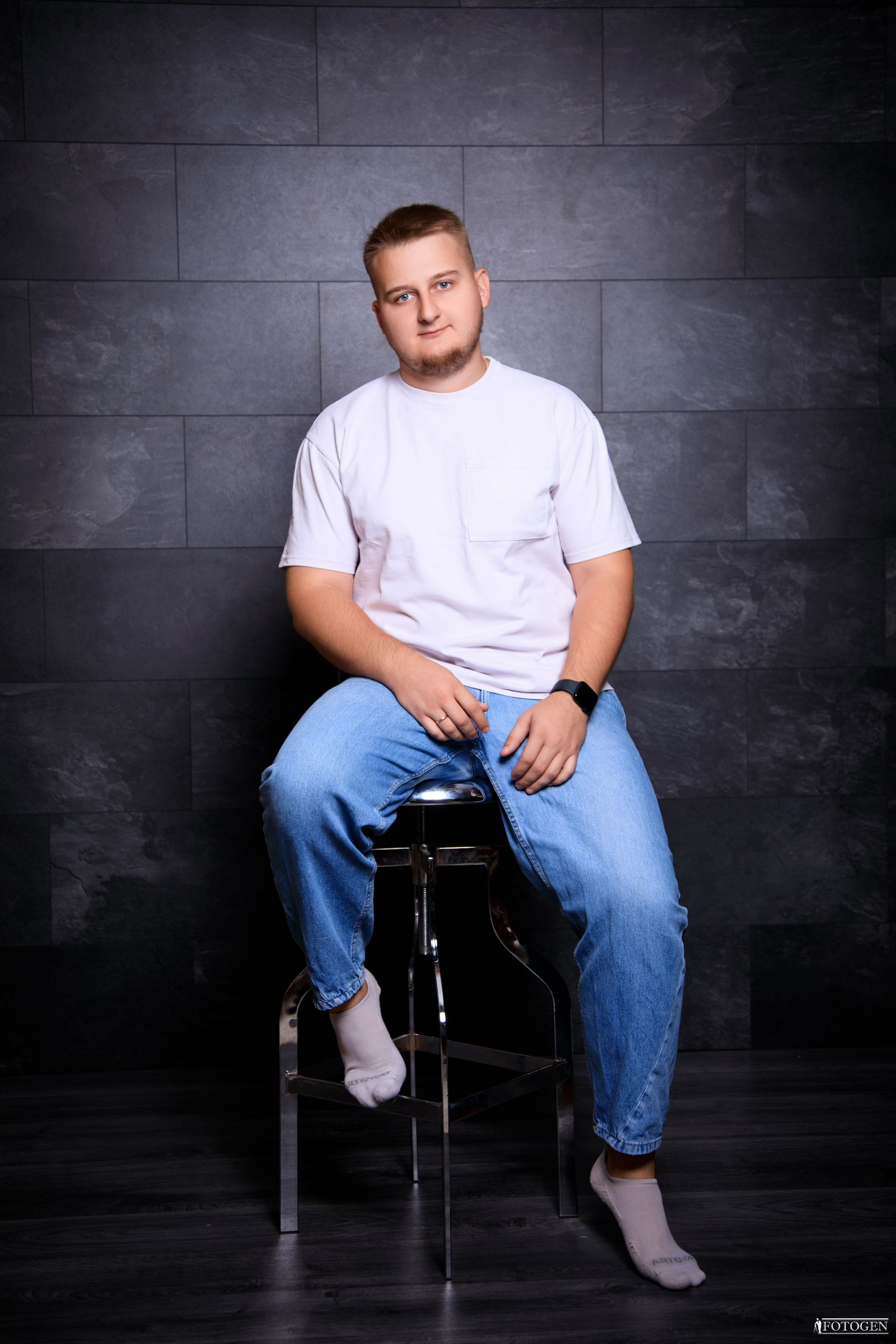 Профессиональная мужская фотосессия в Fotogen: Ваша история в кадре. Интерьерная фотостудия FOTOGEN г. Краснодар