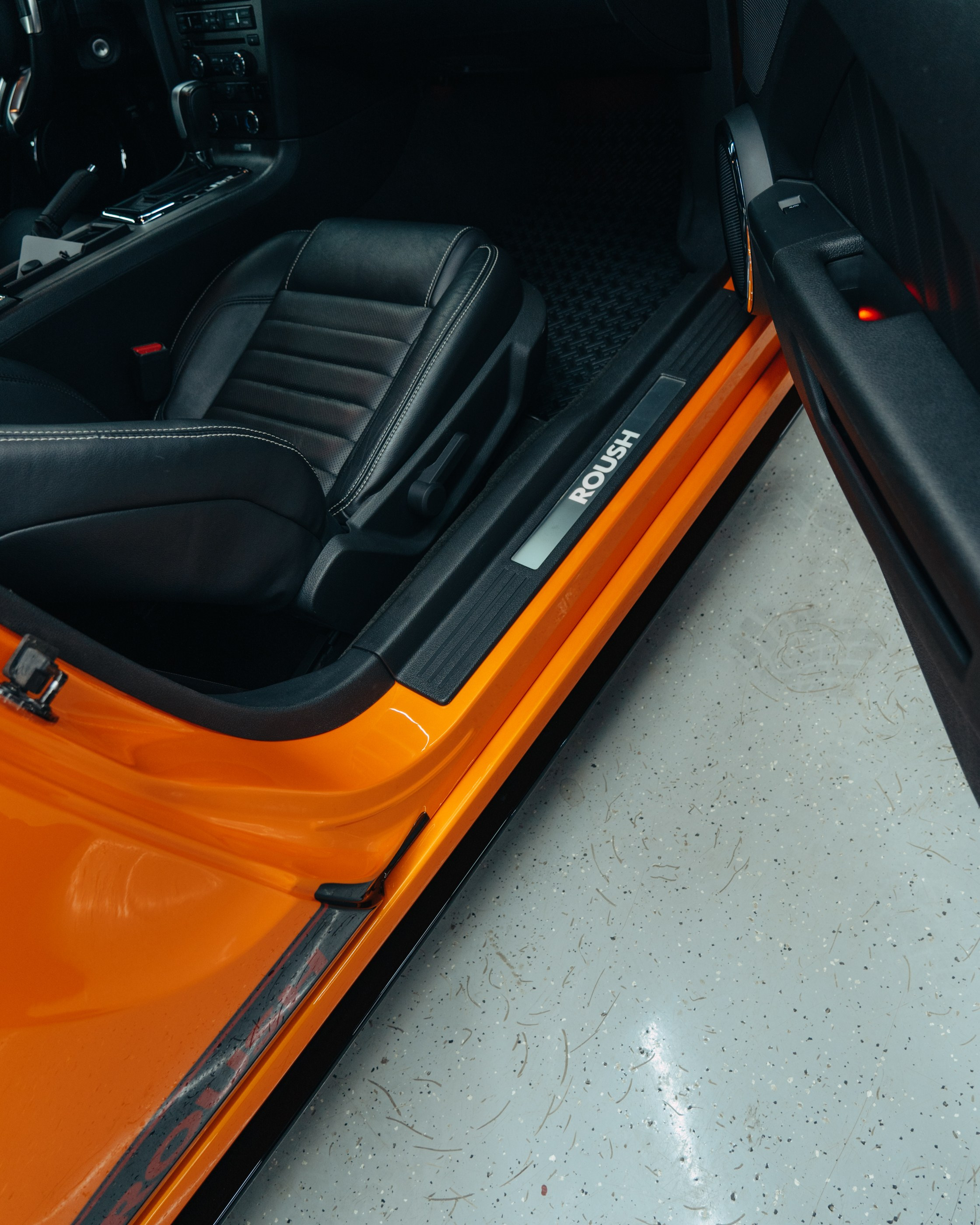 Ford Mustang Roush оранжевый окрас кузова и выкрас полос. DeLorein