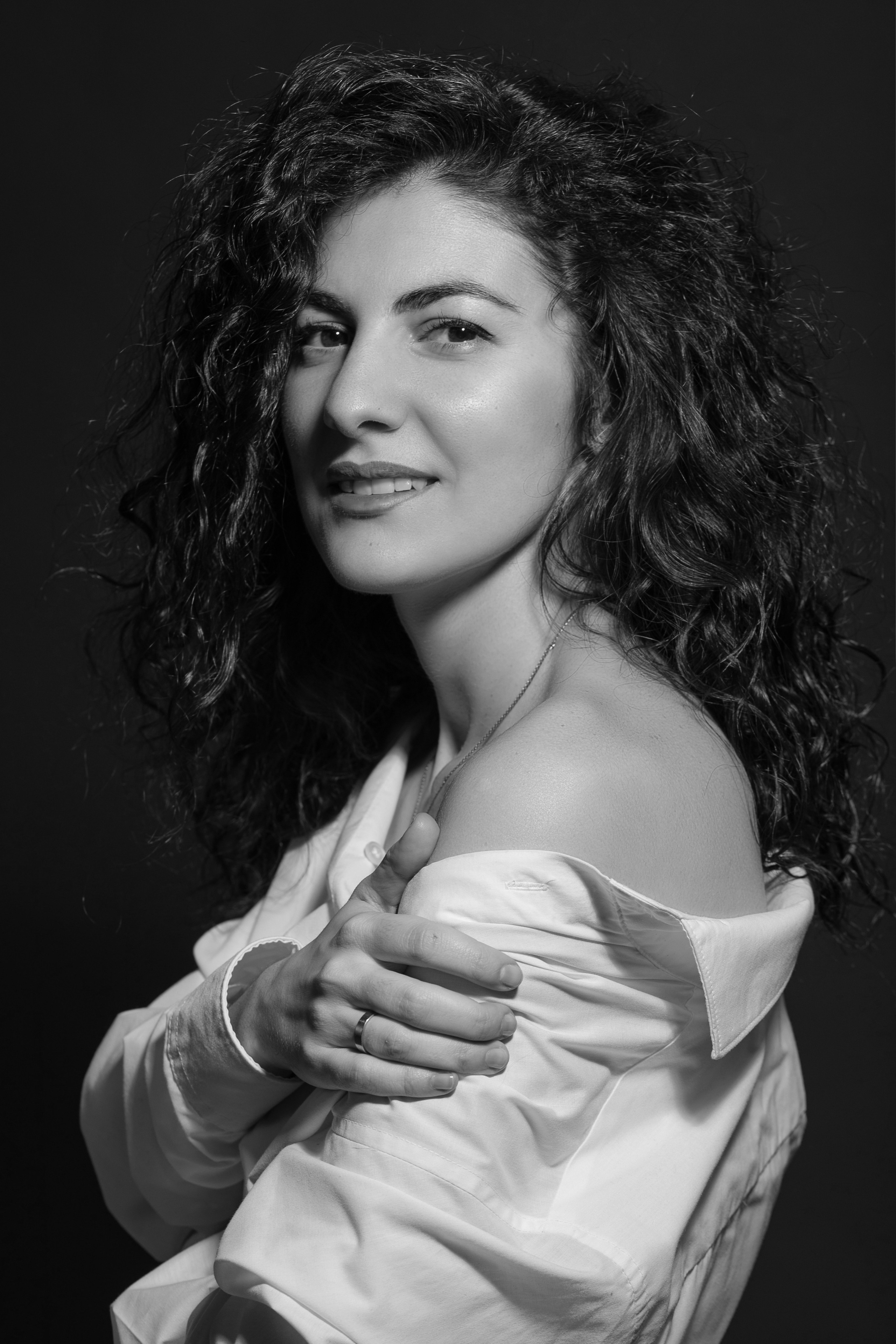 Чёрно-белый портрет девушки в белой рубашке