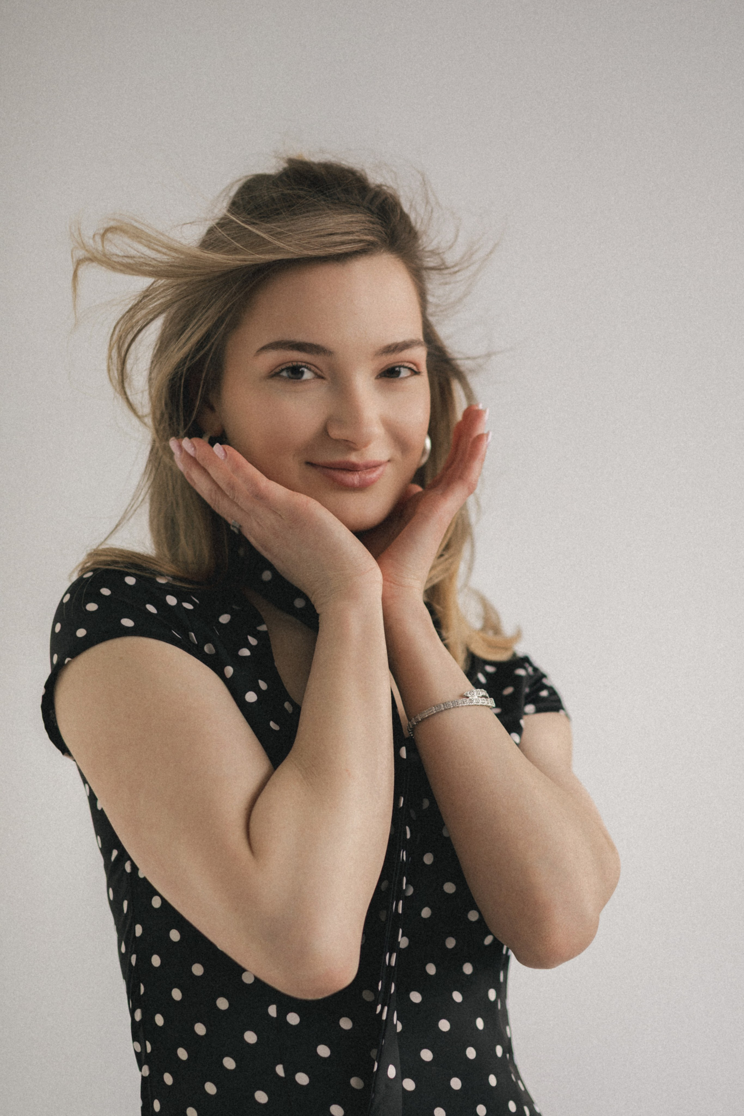 Фотосессия ко Дню рождения девушки в студии с тортом. Фотограф во Владикавказе Юрий Геворгизов