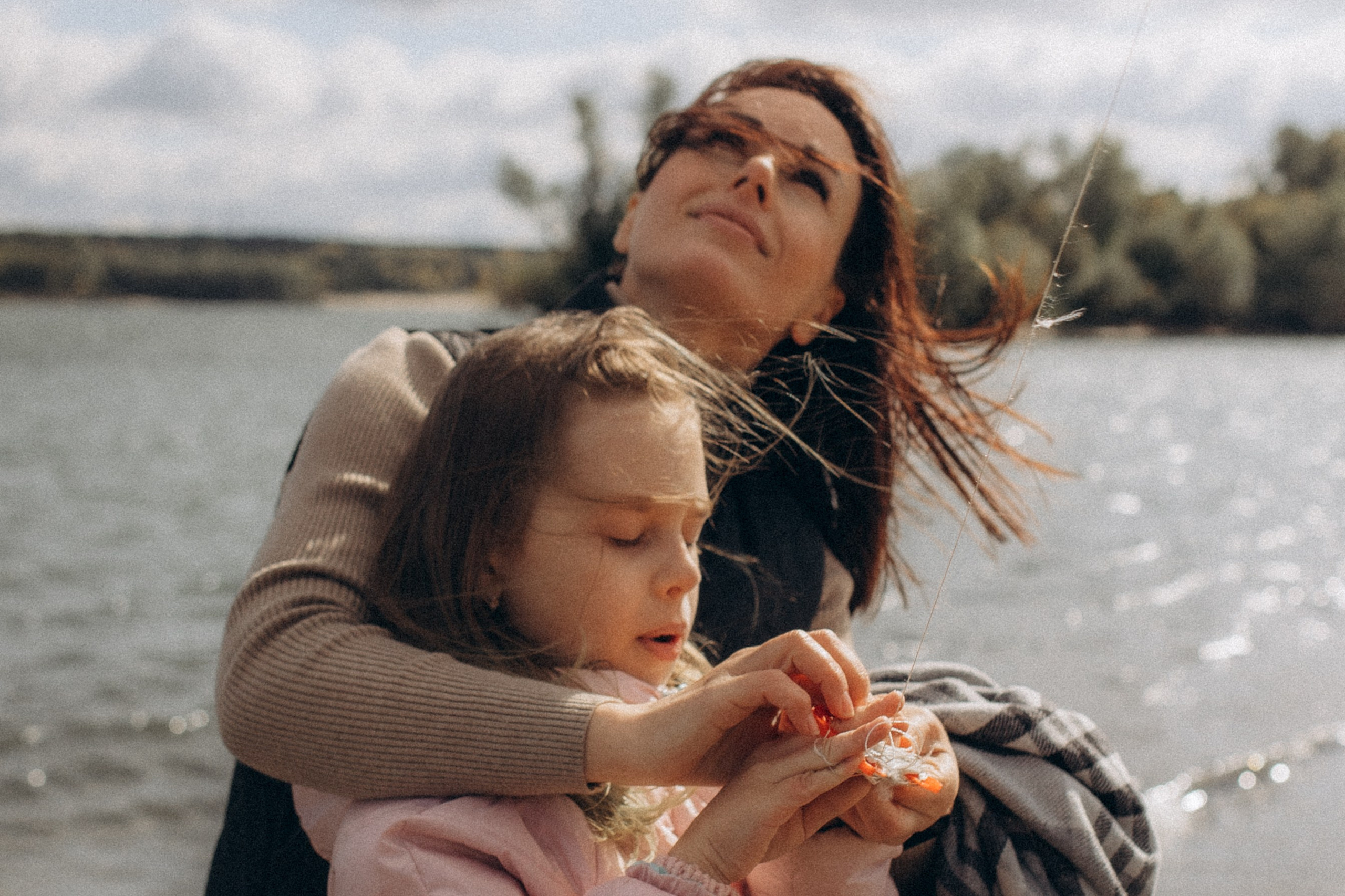 Аня с Ясей и Соней на Обском, осень. Семейный фотограф lifestyle в Новосибирске Елена Шпилевая