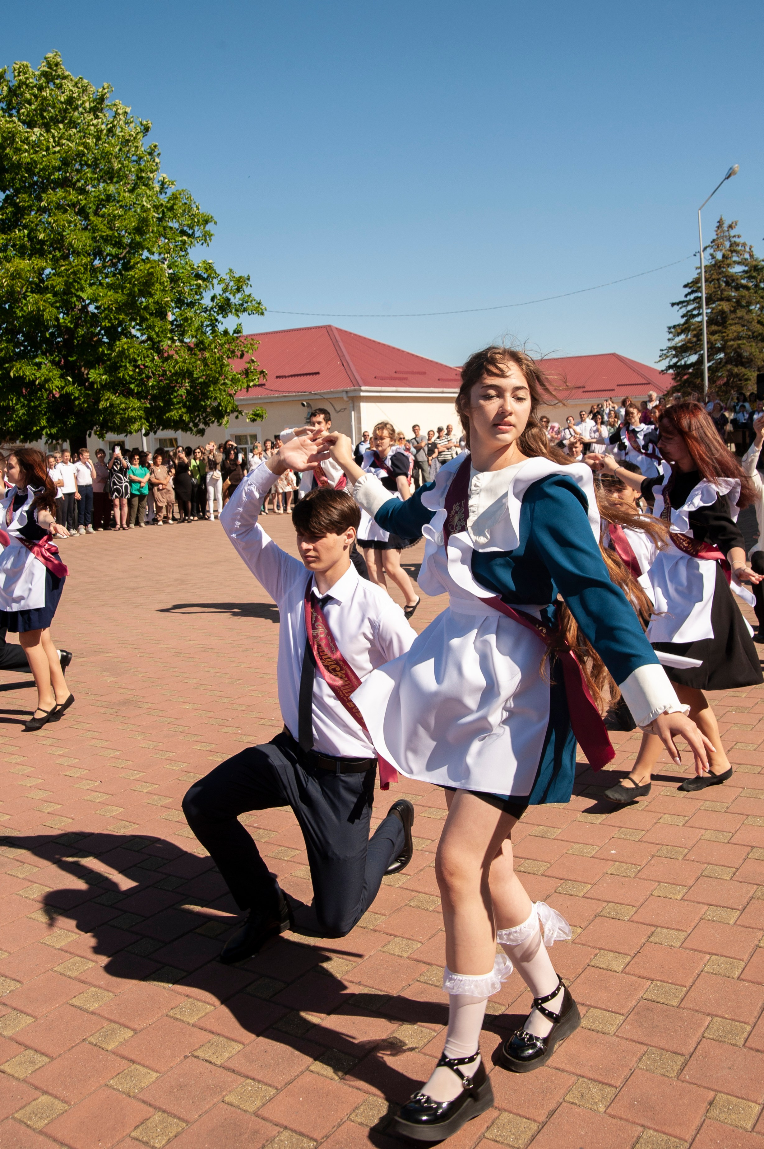 Последний Звонок МАОУ СОШ № 17 им. Эдуарда Есаяна — Архипо-Осиповка. Свадебный и семейный фотограф Денис Лукьянов в Краснодаре, Краснодарском крае и Республике Крым