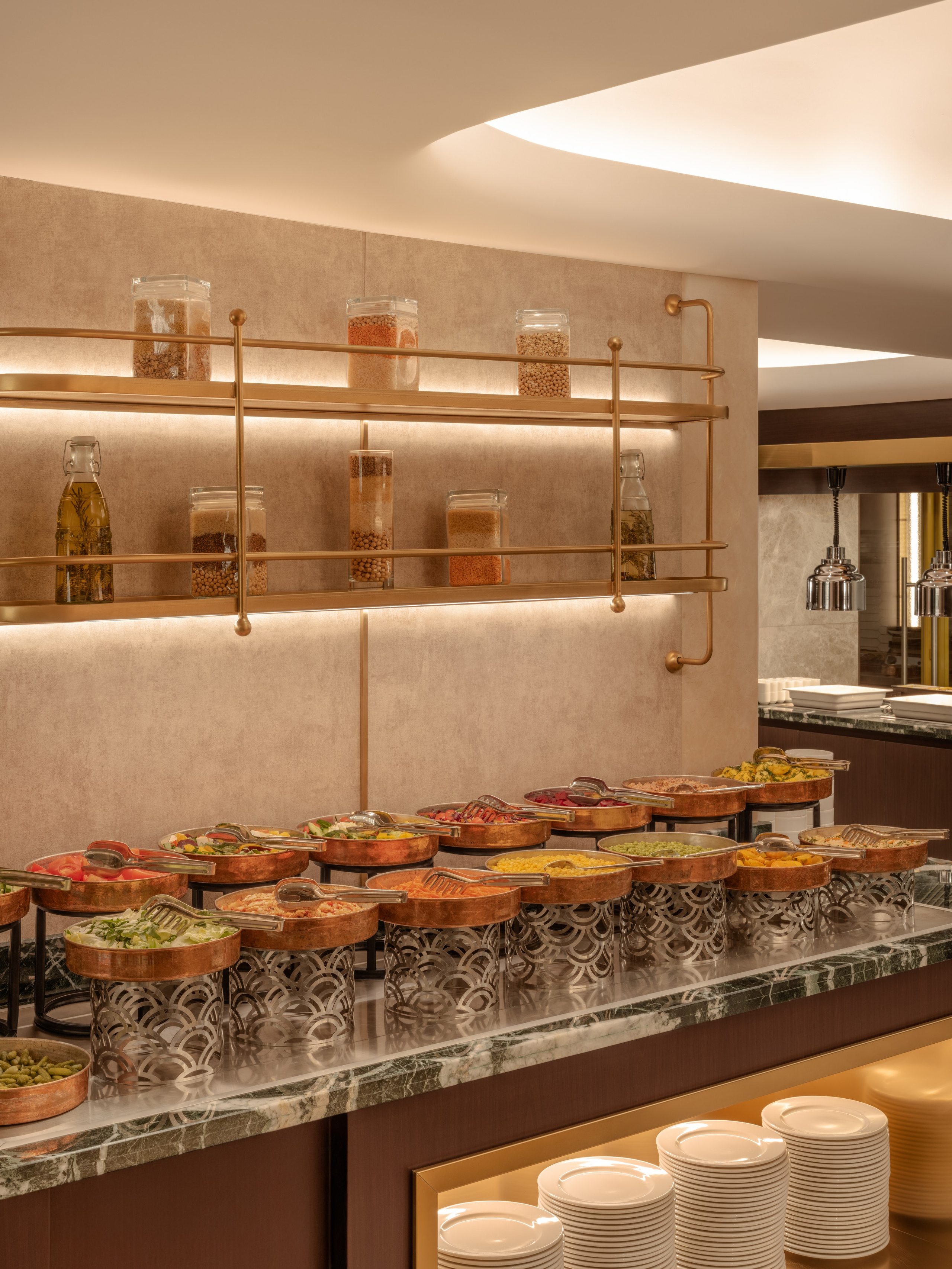 Подача блюд в ресторане гостиницы Казахстан, Алматы — фотография еды и интерьера