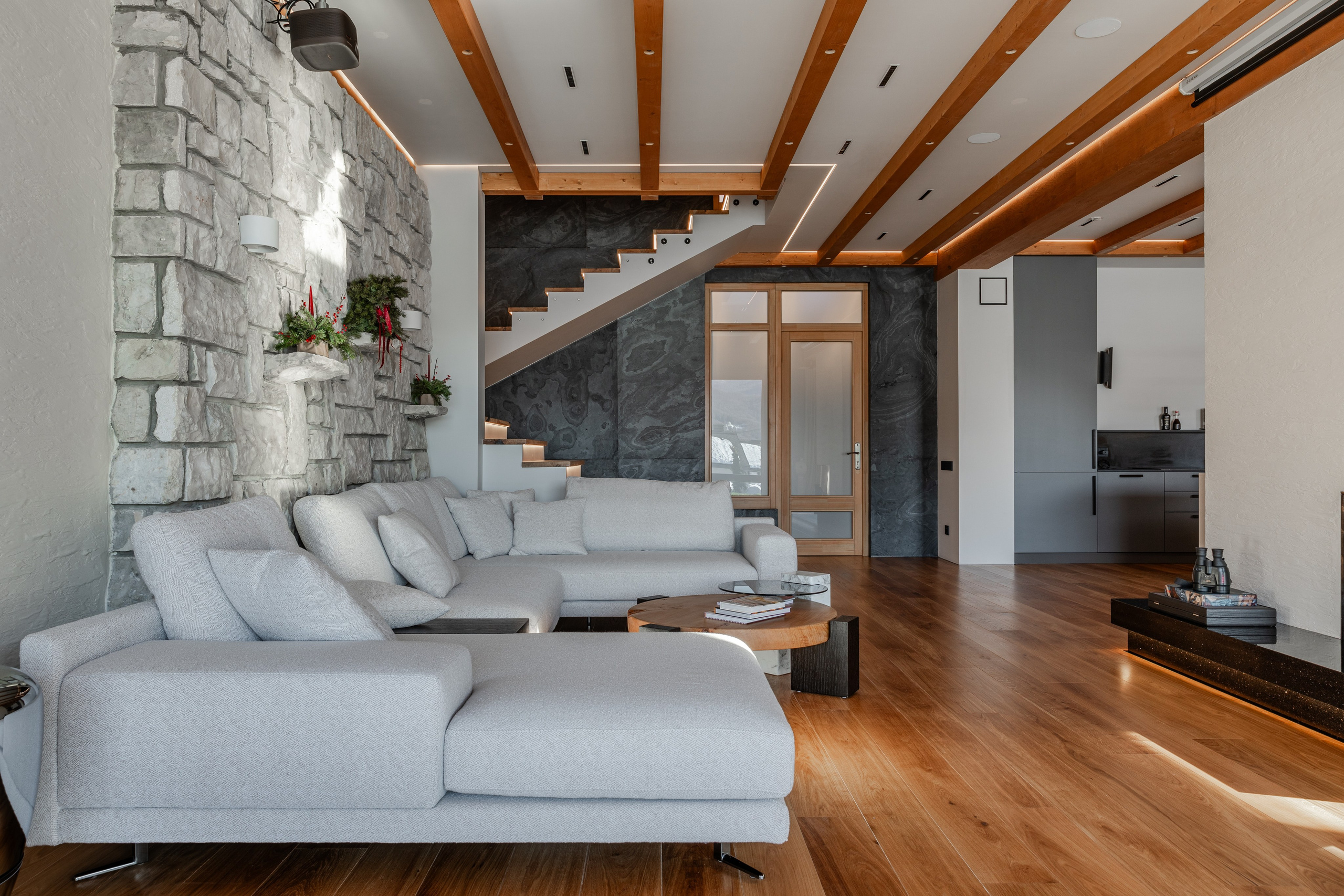 Интерьерная фотосъёмка загородного дома площадью 300 кв м в п. Эстосадок. Интерьерный фотограф Москва