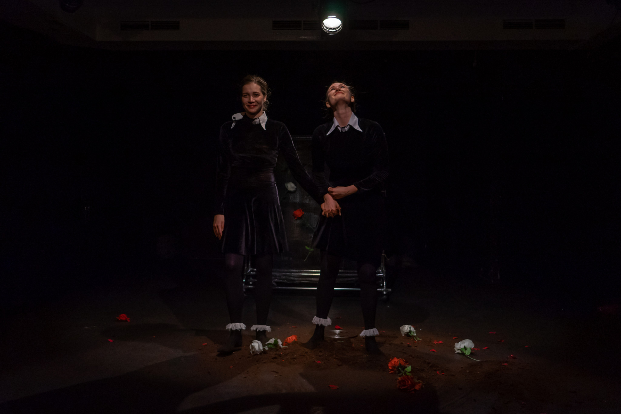 «Служанки». Фотограф Нинель Гюрсой, г. Москва