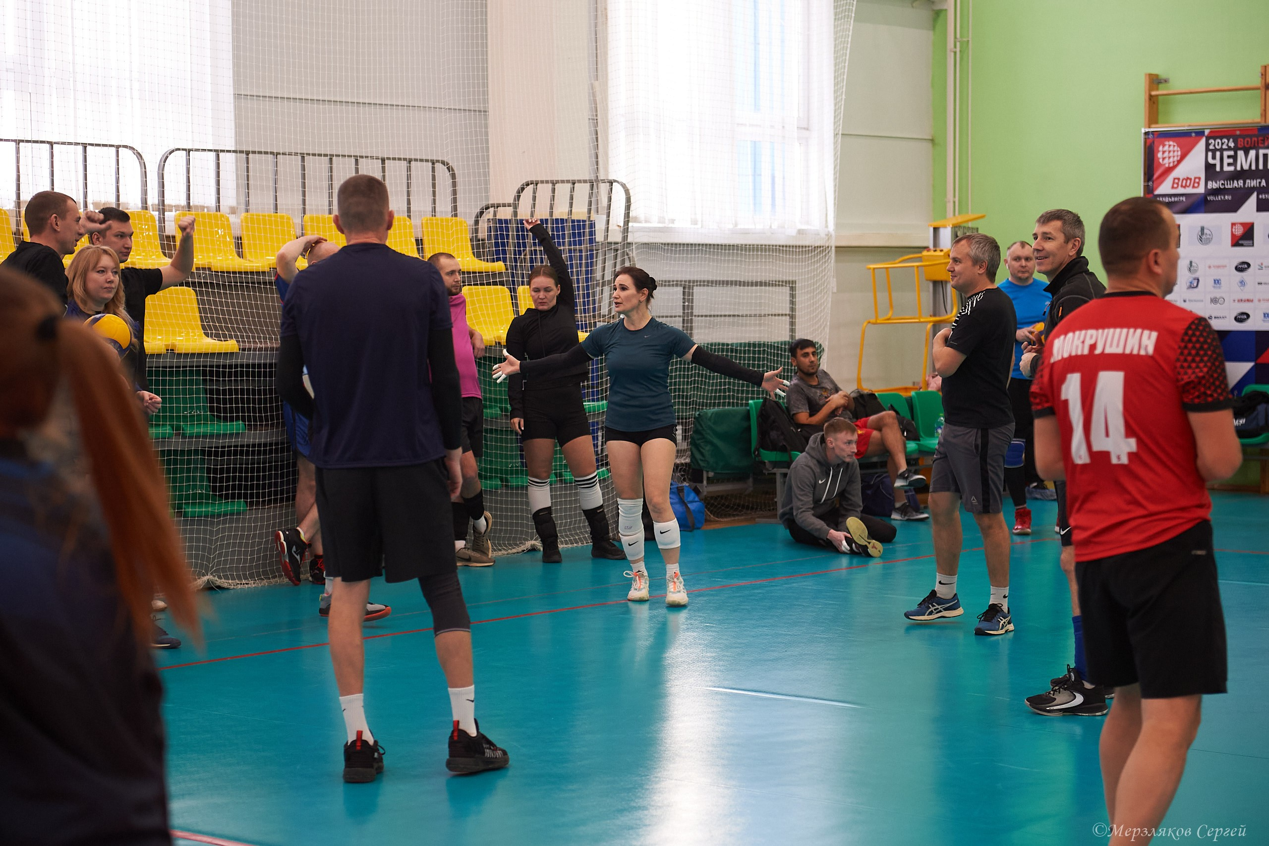 Новогодний волейбольный турнир. Ижевск. 16.12.23. Спортивный репортажный фотограф в Ижевске Сергей Мерзляков