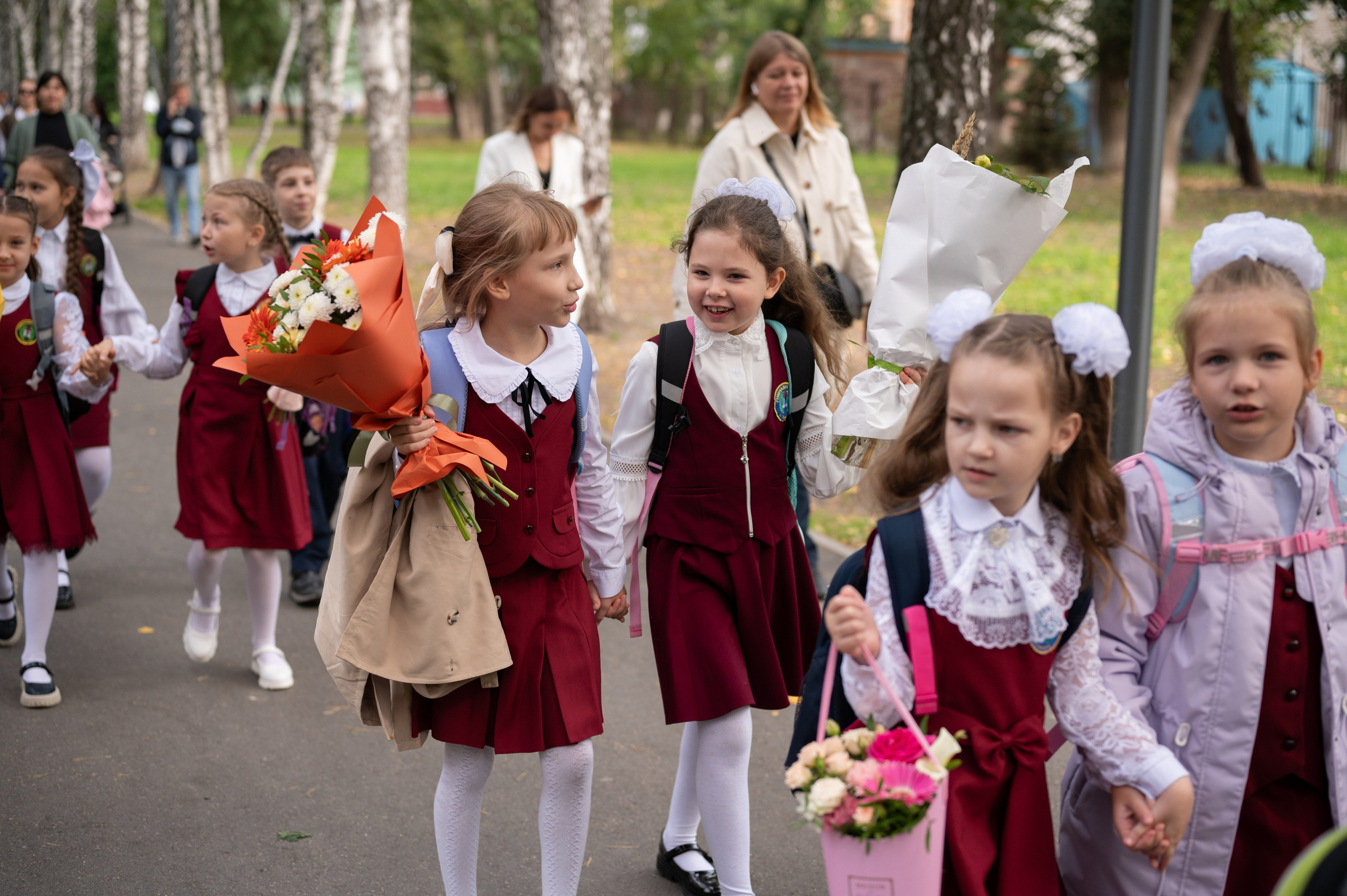 1 сентября 16 гимназия 2 класс (линейка + в классе+ на улице). Фотограф новорожденных, семейный детский в Тюмени Татьяна Морозова