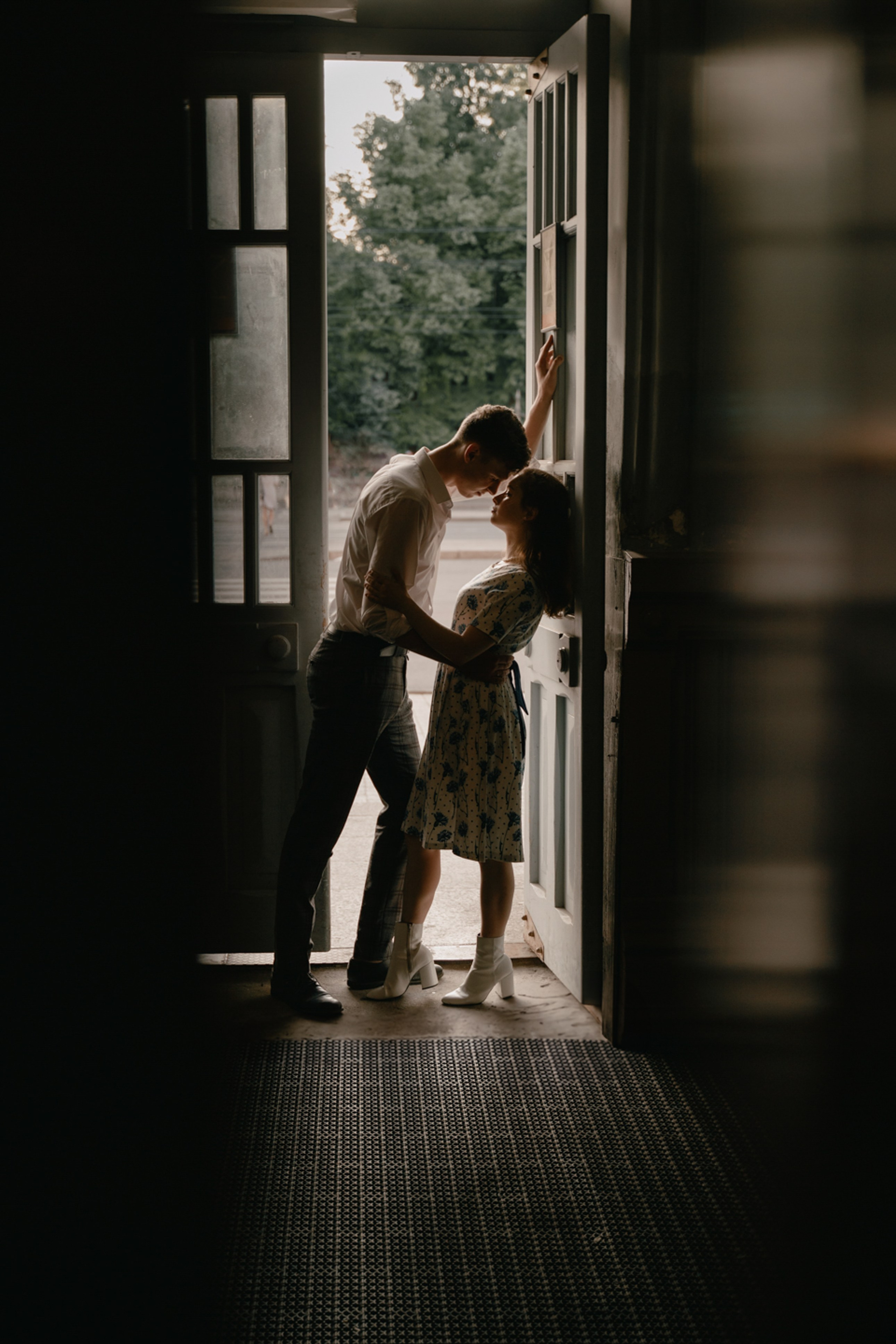 Кадр девушки и парня стоящей в дверном проеме 