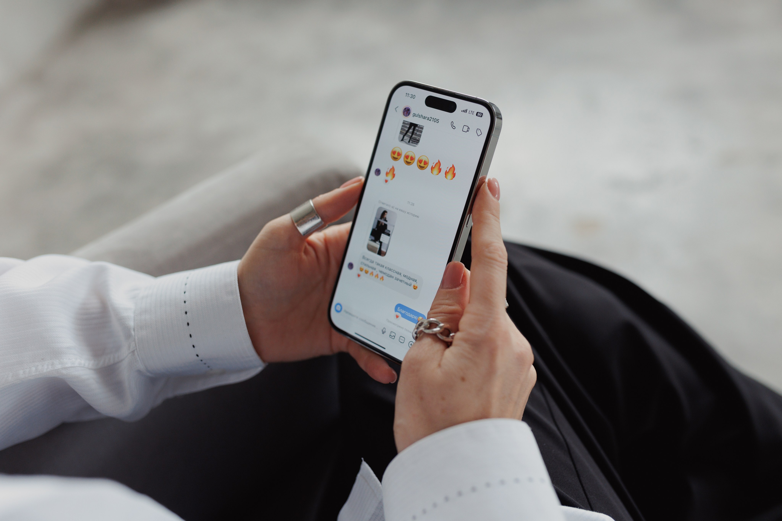 Крупный план: руки женщины-юриста держат телефон с отзывами клиентов. Контент для демонстрации экспертизы и репутации.