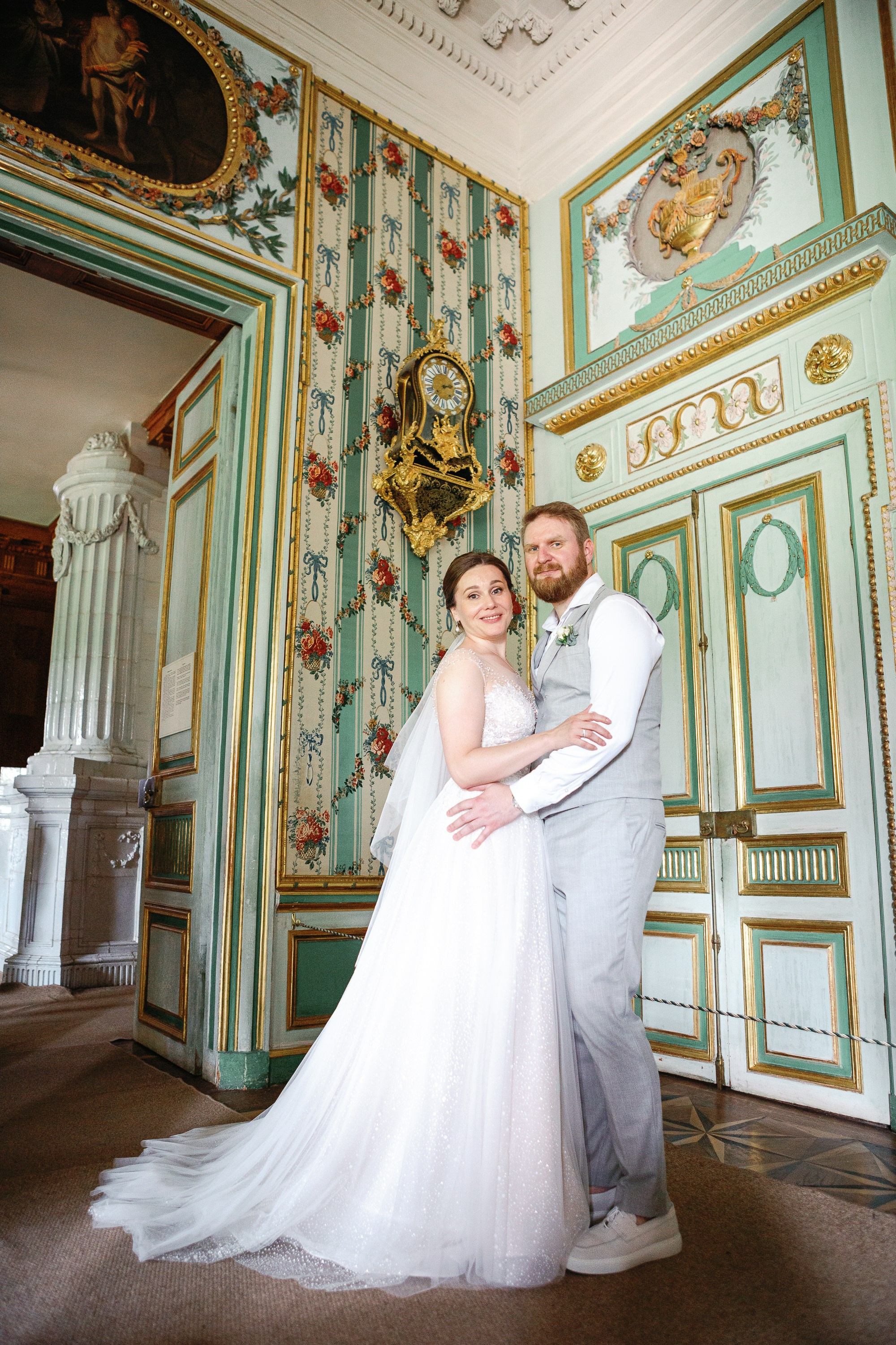 Музей-заповедник Кусково. Жених и невеста стоят во дворце.