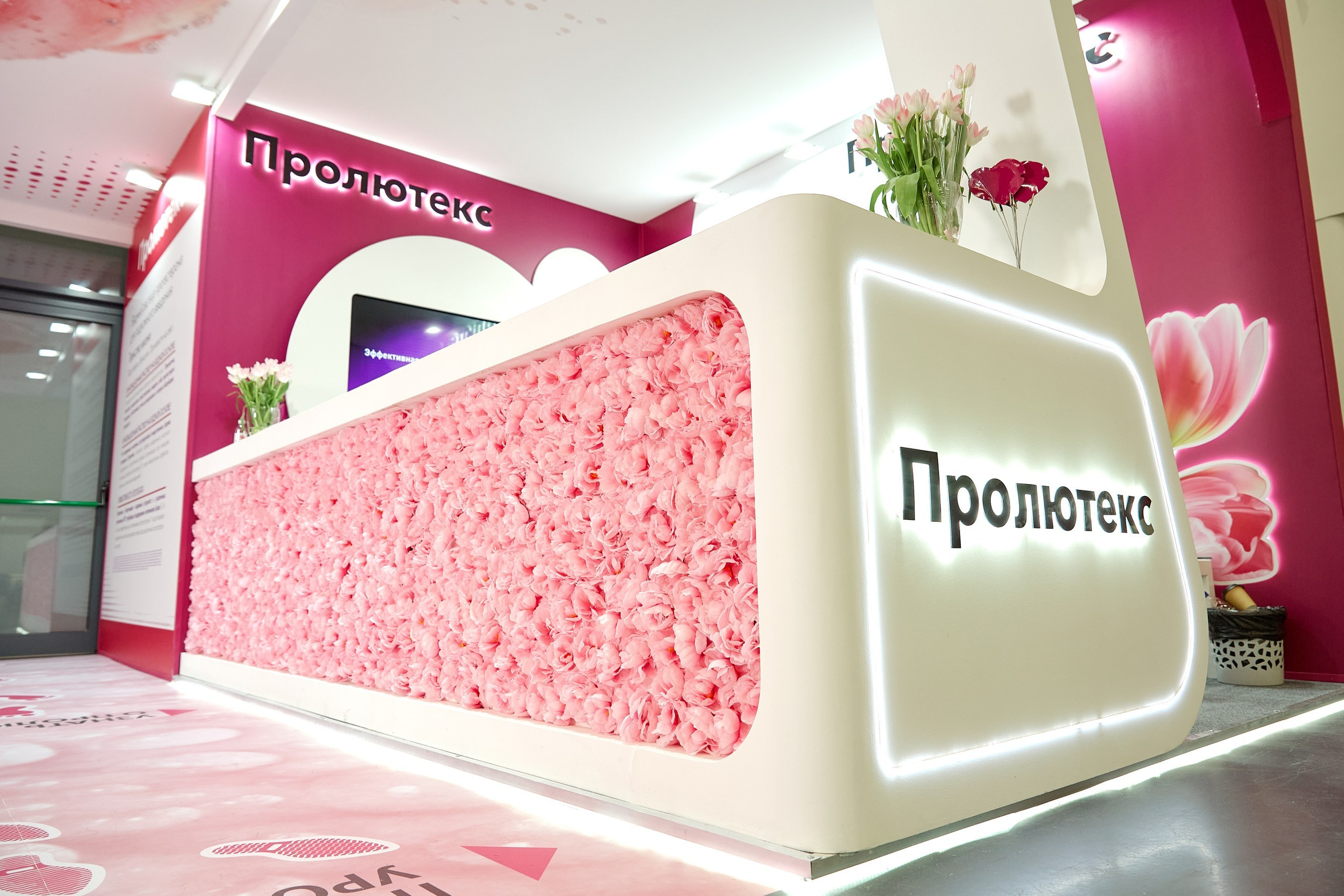 Стенд компании Angelini Pharma / Конференция РАРЧ 2023. Антон Артюшин, портретный фотограф. Москва