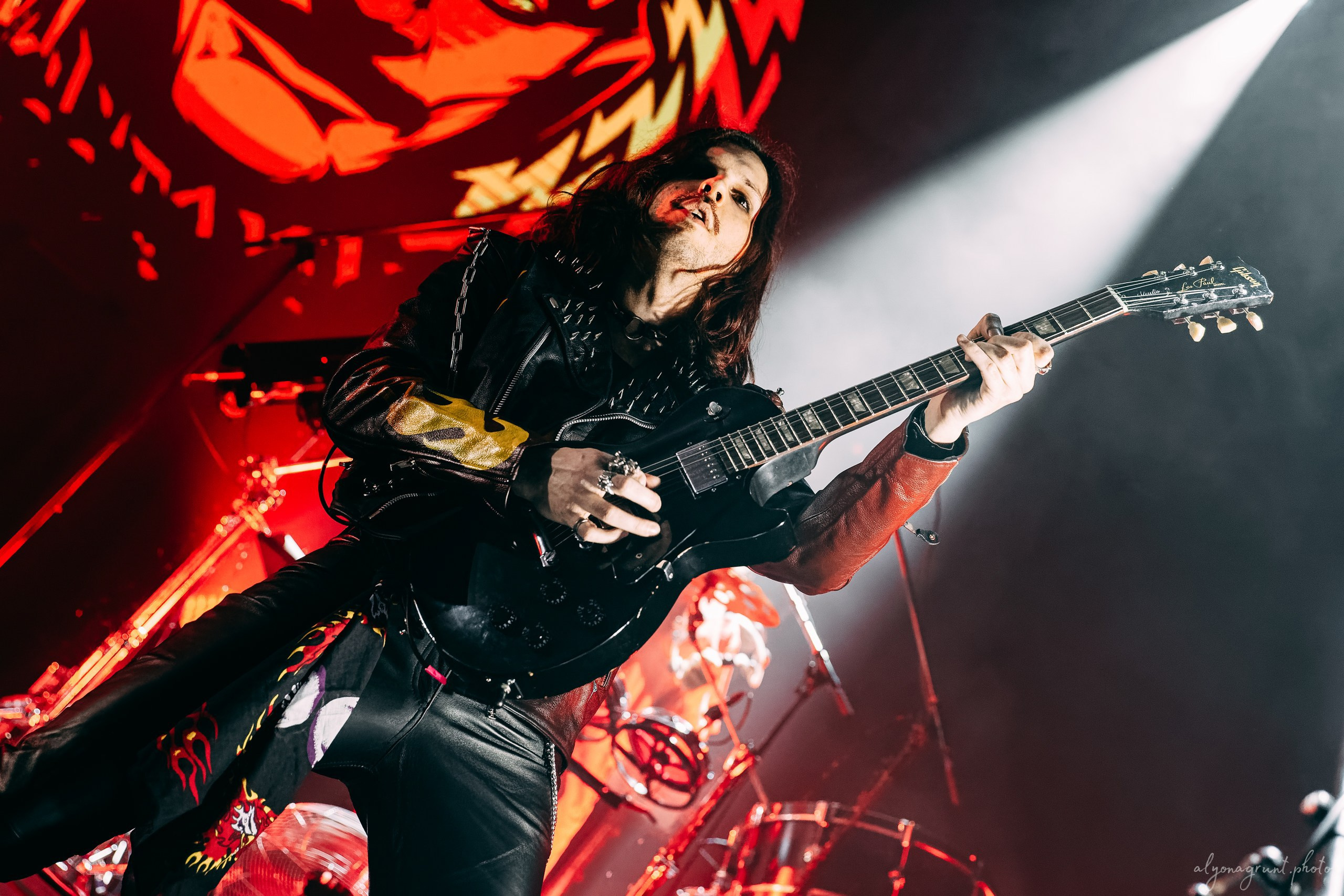 Багровый Фантомас, фоторепортаж, СПб, BASE, 14.12.2025. Алена Адрианова: фотограф в Санкт-Петербурге