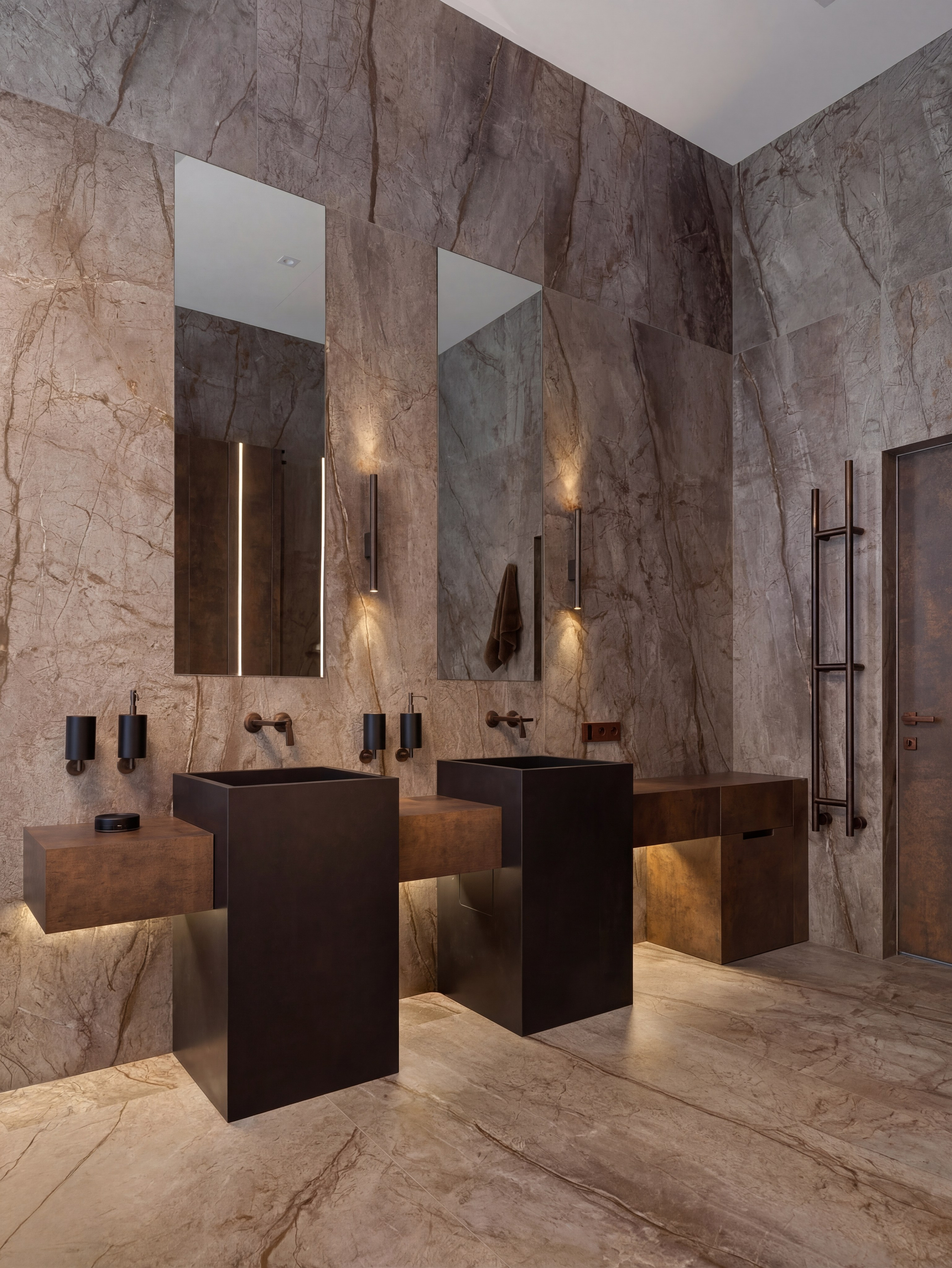 Интерьер мастер-ванной от Валерии Котович: симметричные черные раковины-пьедесталы, консоль под металл, высокие зеркала с бра и стены из натурального камня в доме у воды.