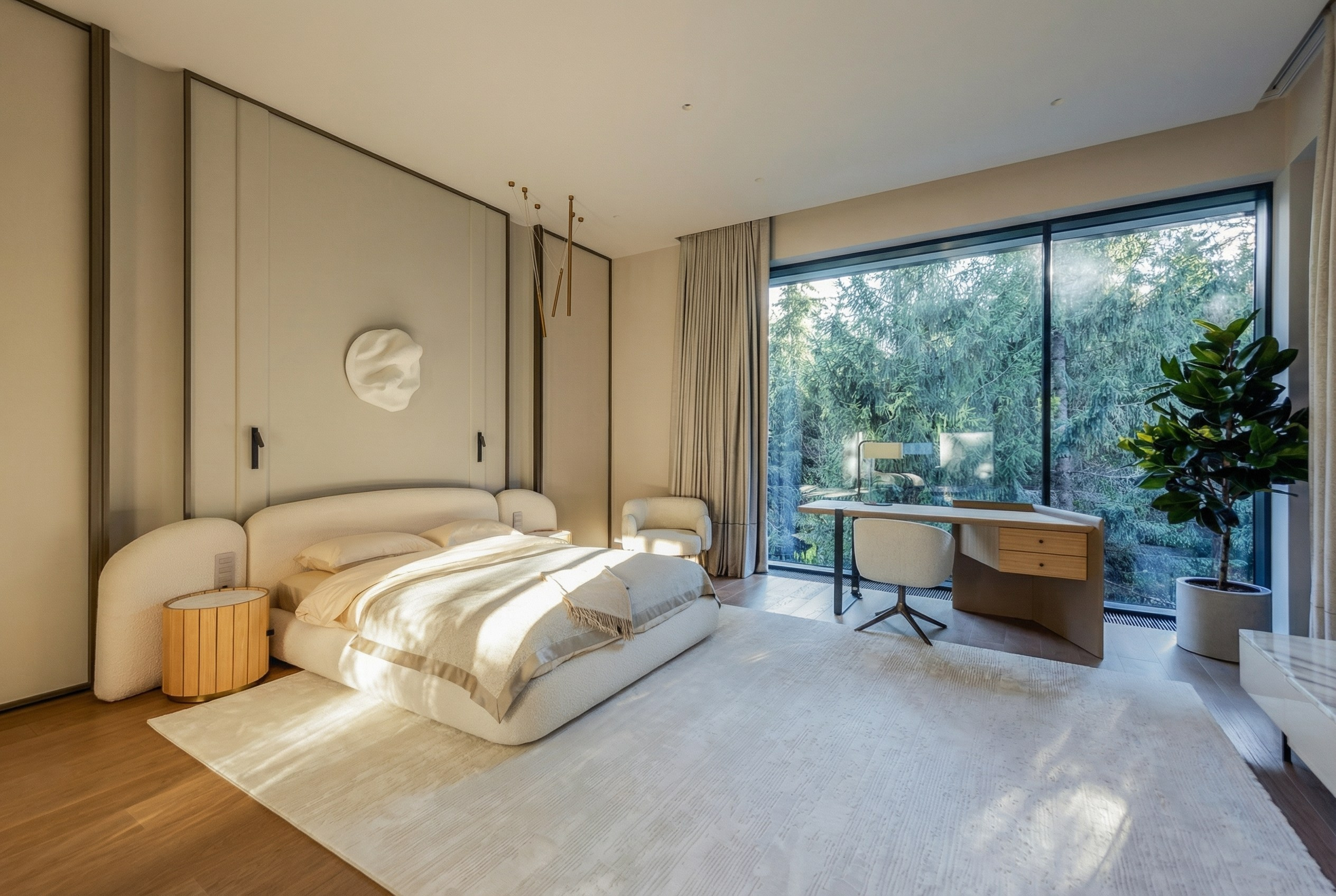 Современный интерьер мастер-спальни с панорамным видом на лес, дизайнерской кроватью букле и рабочим местом у окна, проект Валерии Котович, дом 1240 м² в Подмосковье.