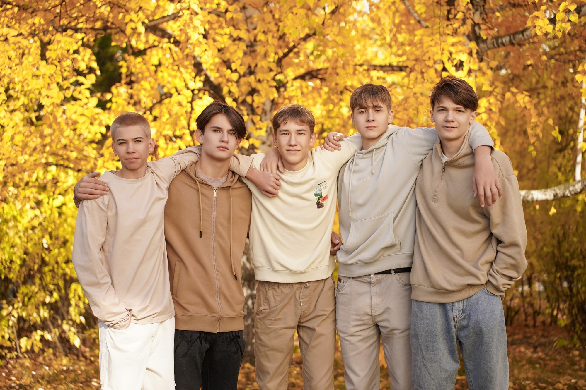 Осенняя фотосессия в бежевом стиле. Универс, 9Е. СИГМА | Студия выпускных альбомов Красноярск