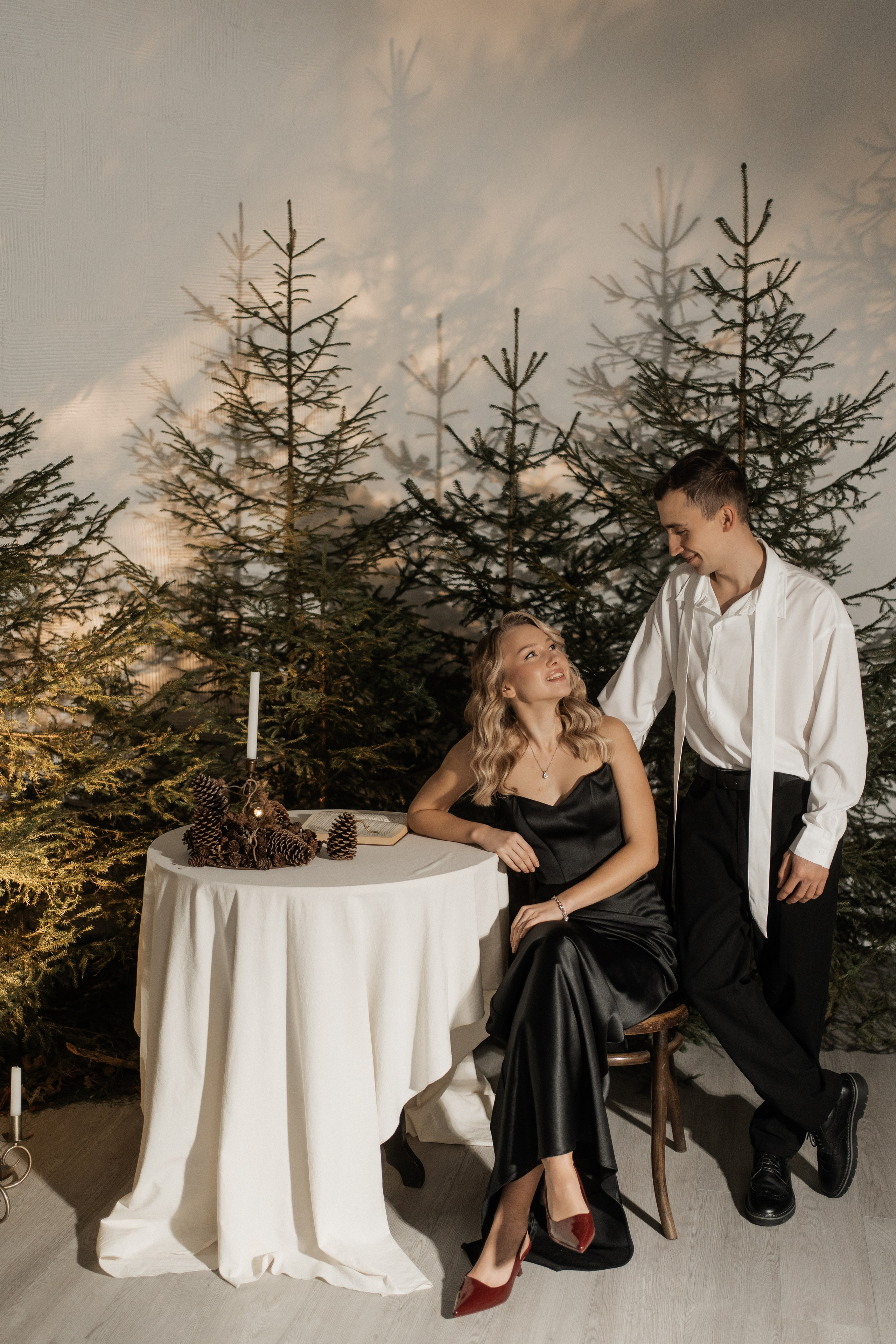 [… under winter firs]. Фотограф в Архангельске