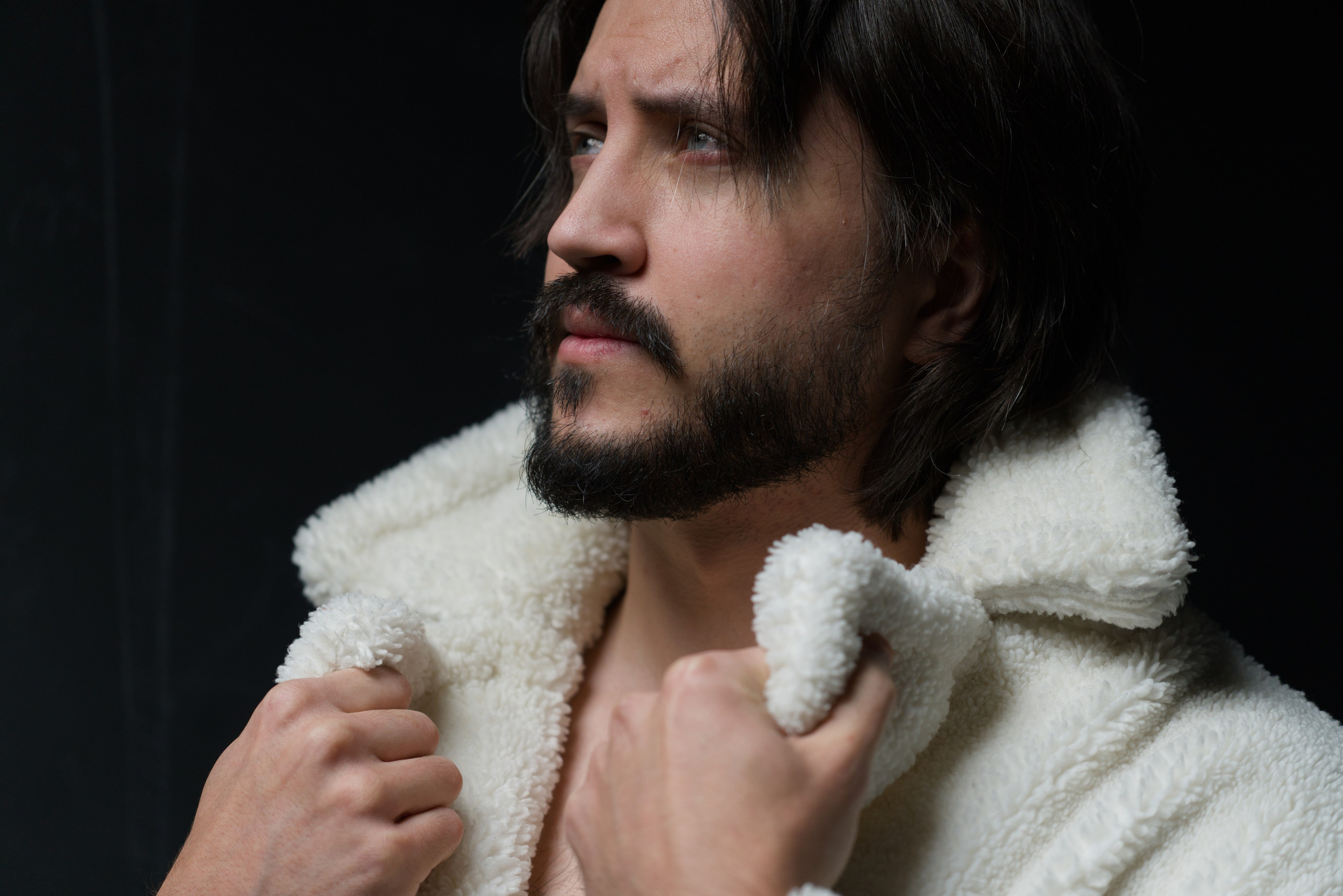 Мужской портрет в белой шубе. Мир глазами Саши Д