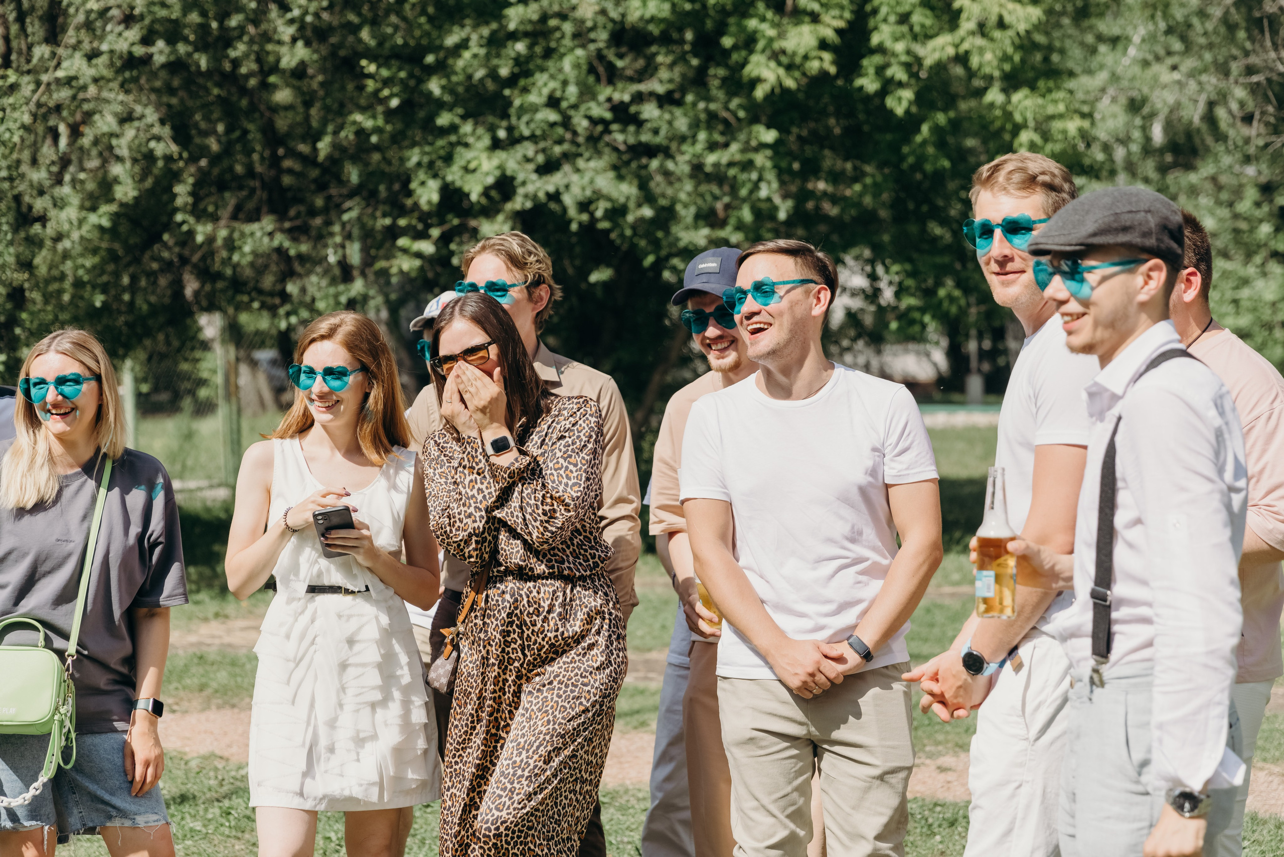 Гости смеются на празднике