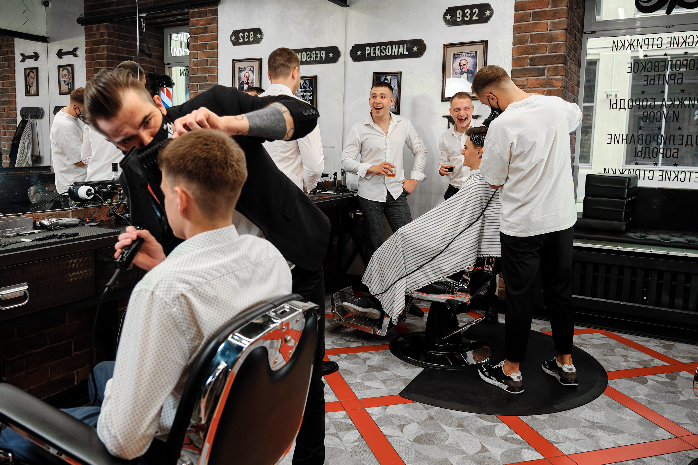 жених с другом стригутся перед свадьбой