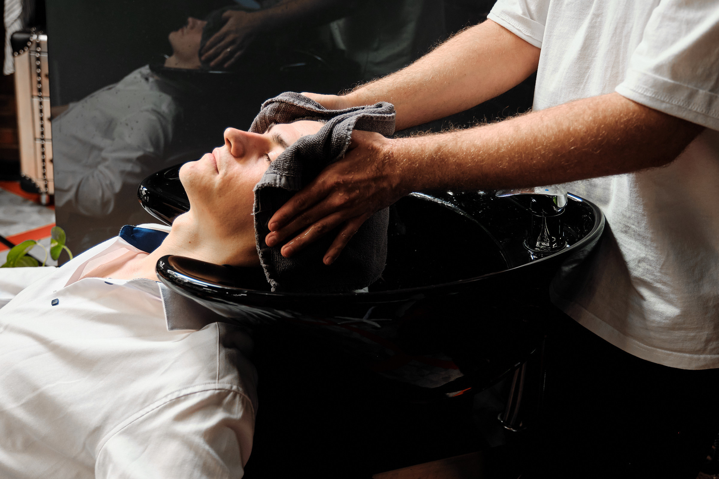 моют голову жениху перед стрижкой