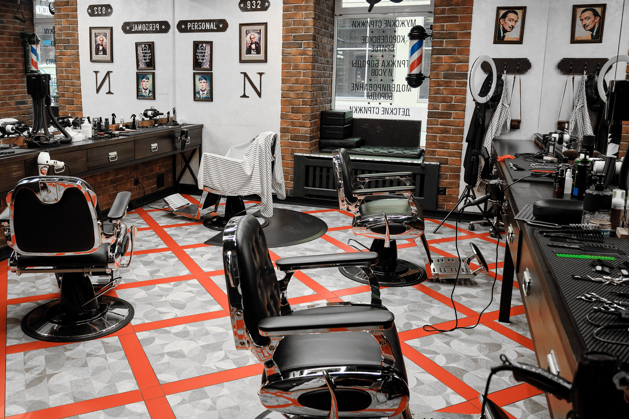 интерьер барбершопа в ожидании клиентов