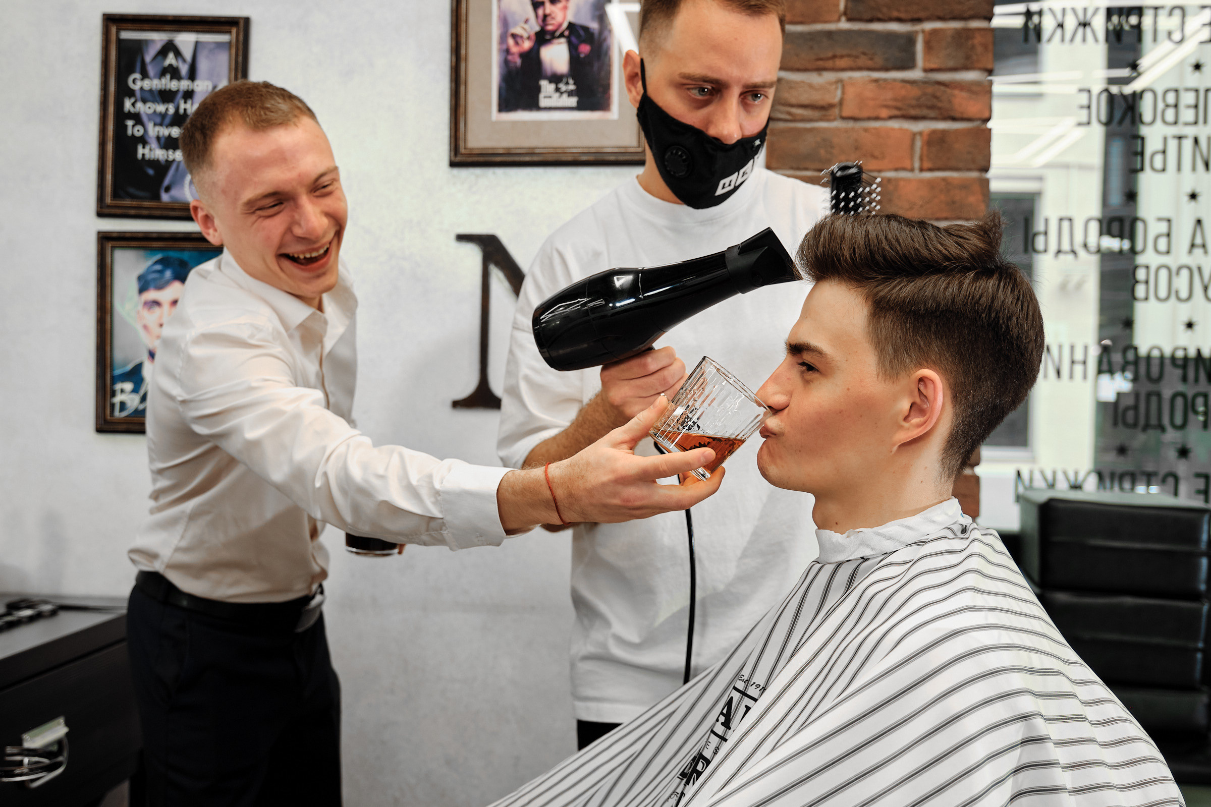 жениха в барбершоп напаивает друг виски, а мастер делает укладку
