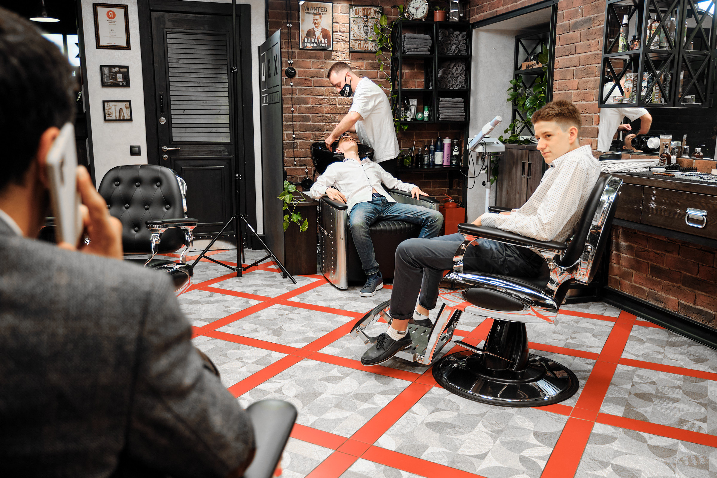 друзья жениха в барбершоп ожидают начала