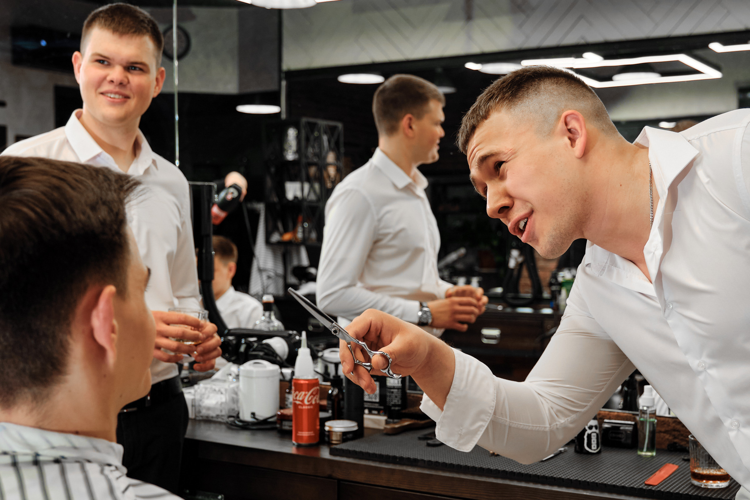 друг жениха стрижет его перед свадьбой 