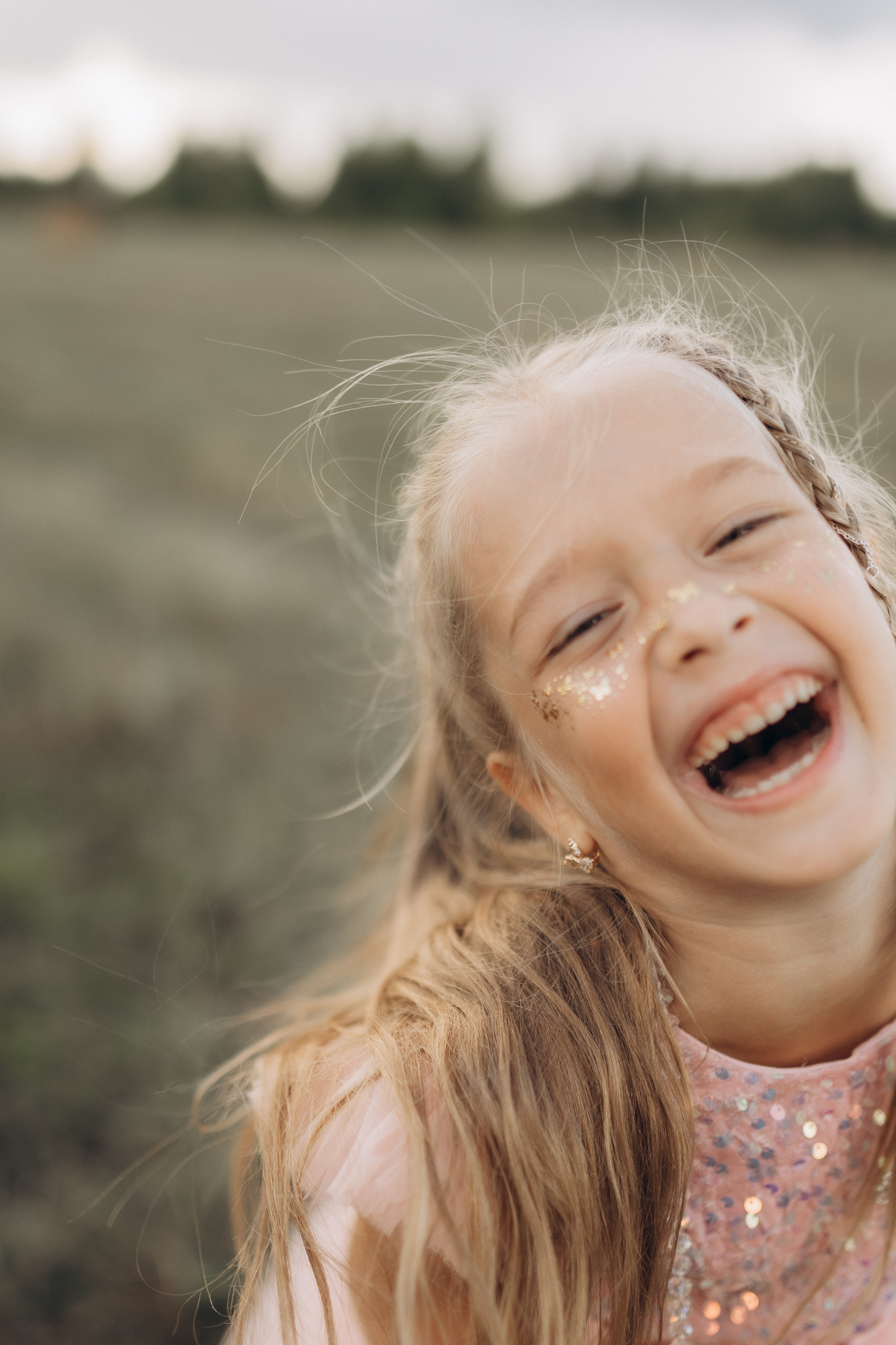 Вика и Миша на сене. Семейный фотограф lifestyle в Новосибирске Елена Шпилевая