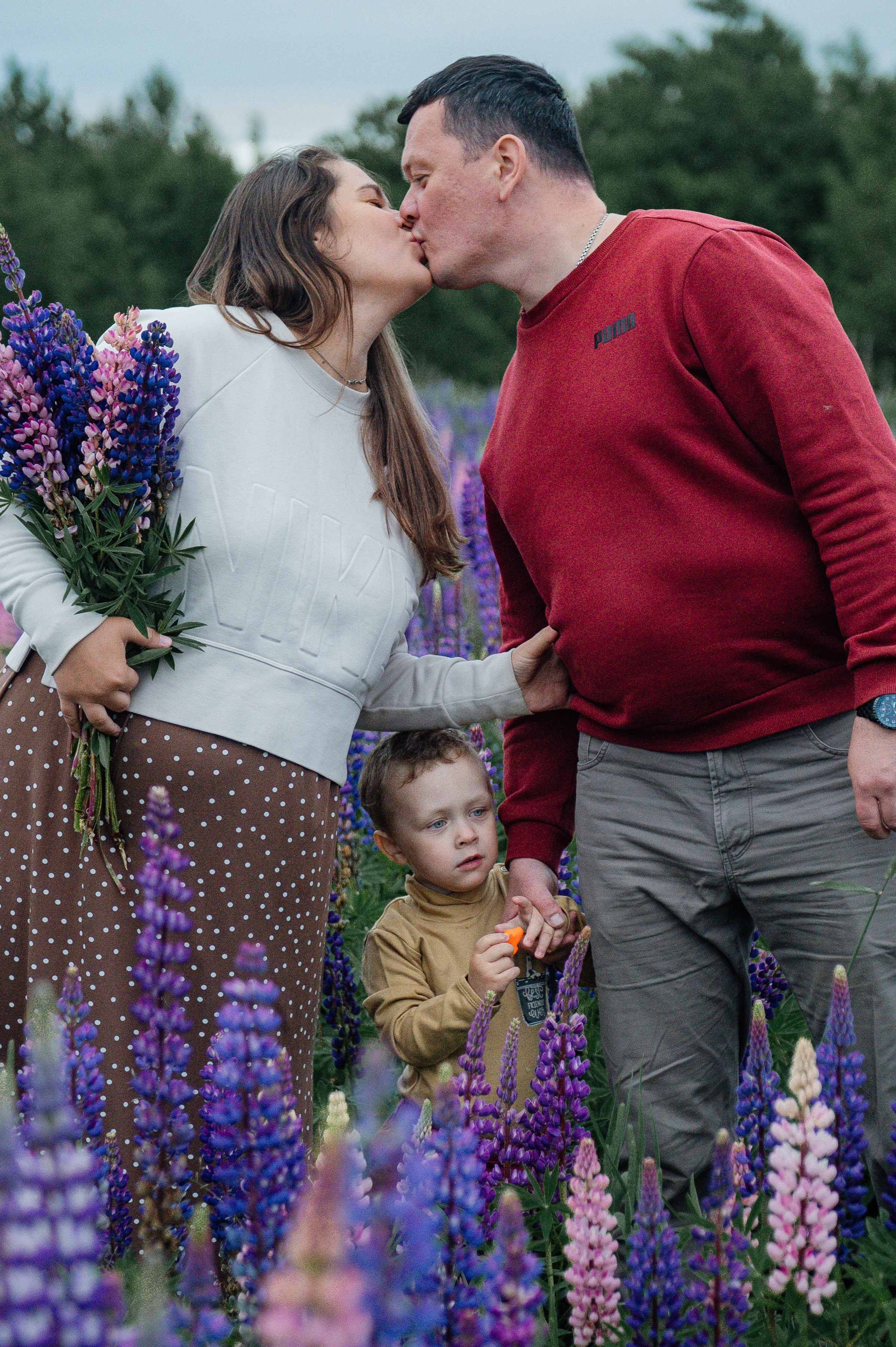 Прогулка в люпиновых полях. Свадебный и семейный фотограф Камчатка. Фотограф Камчатка