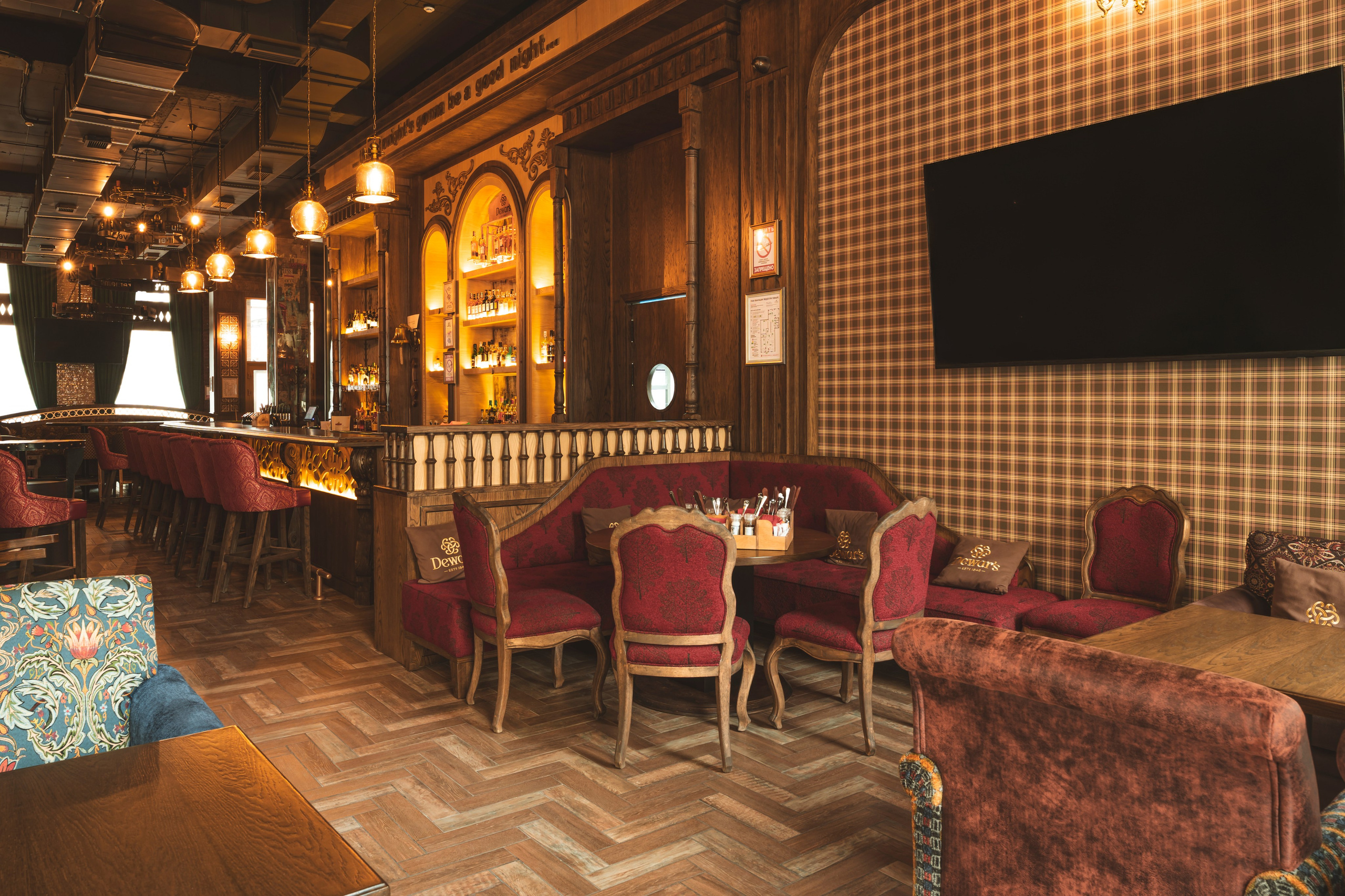 Алматы, Fuller's Central Avenue — самый большой паб сети, ЖК Central Avenue, январь 2026. Интерьерный фотограф Алматы