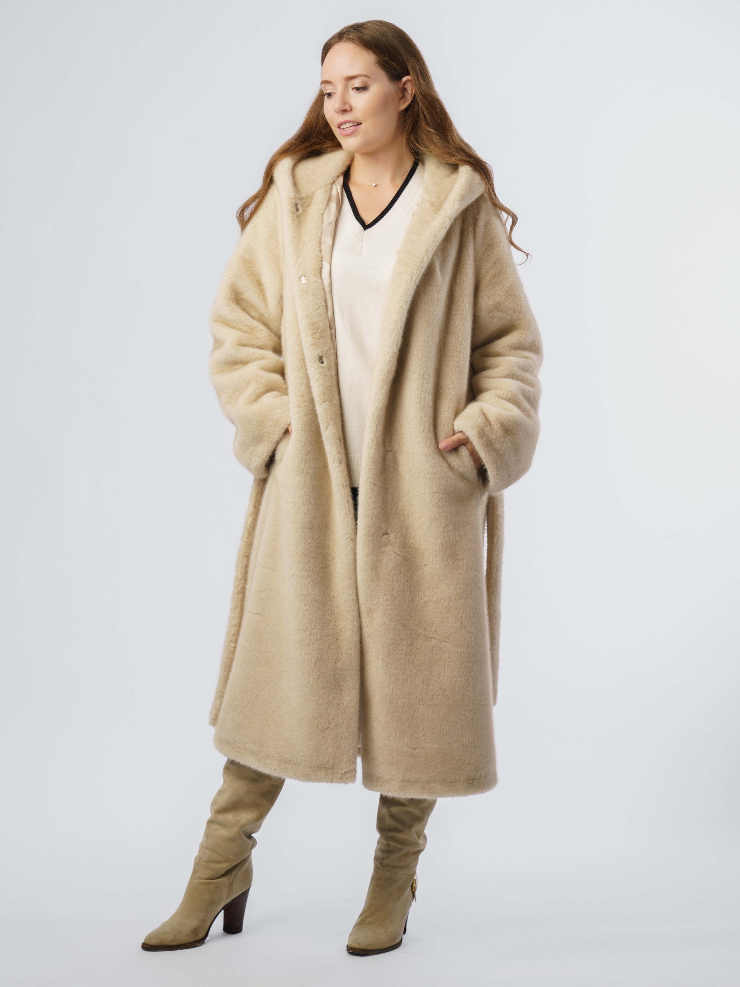 Шубы, модель Кристина. KED Production — продакшн из СПб. Создаём фото, видео и контент, который помогает брендам и селлерам продавать больше