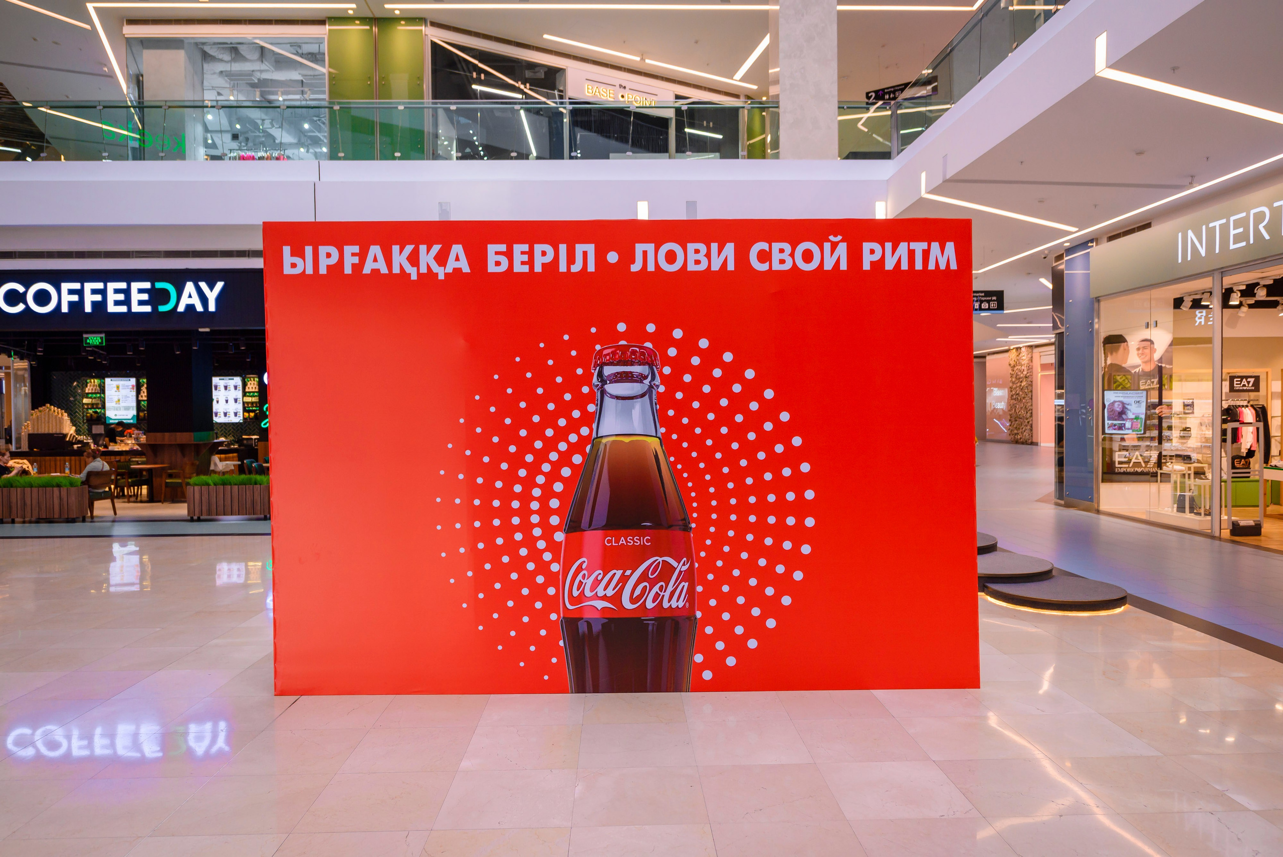Инсталляция Coca-Cola в ТЦ Fоrum. Интерьерный и репортажный фотограф в Алматы