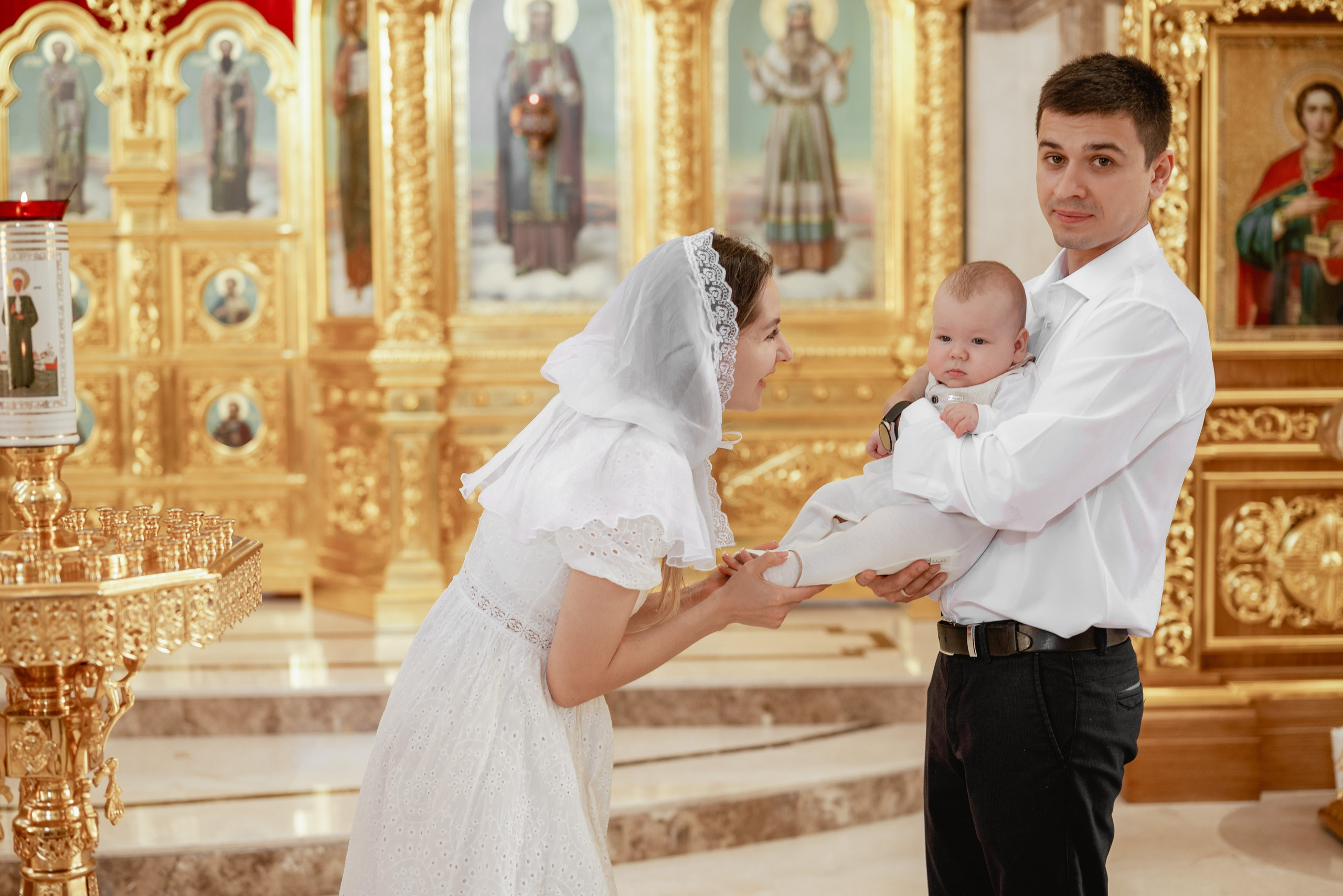 Крещение в светлом храме. Юлия Басня семейный и свадебный фотограф в Донецке