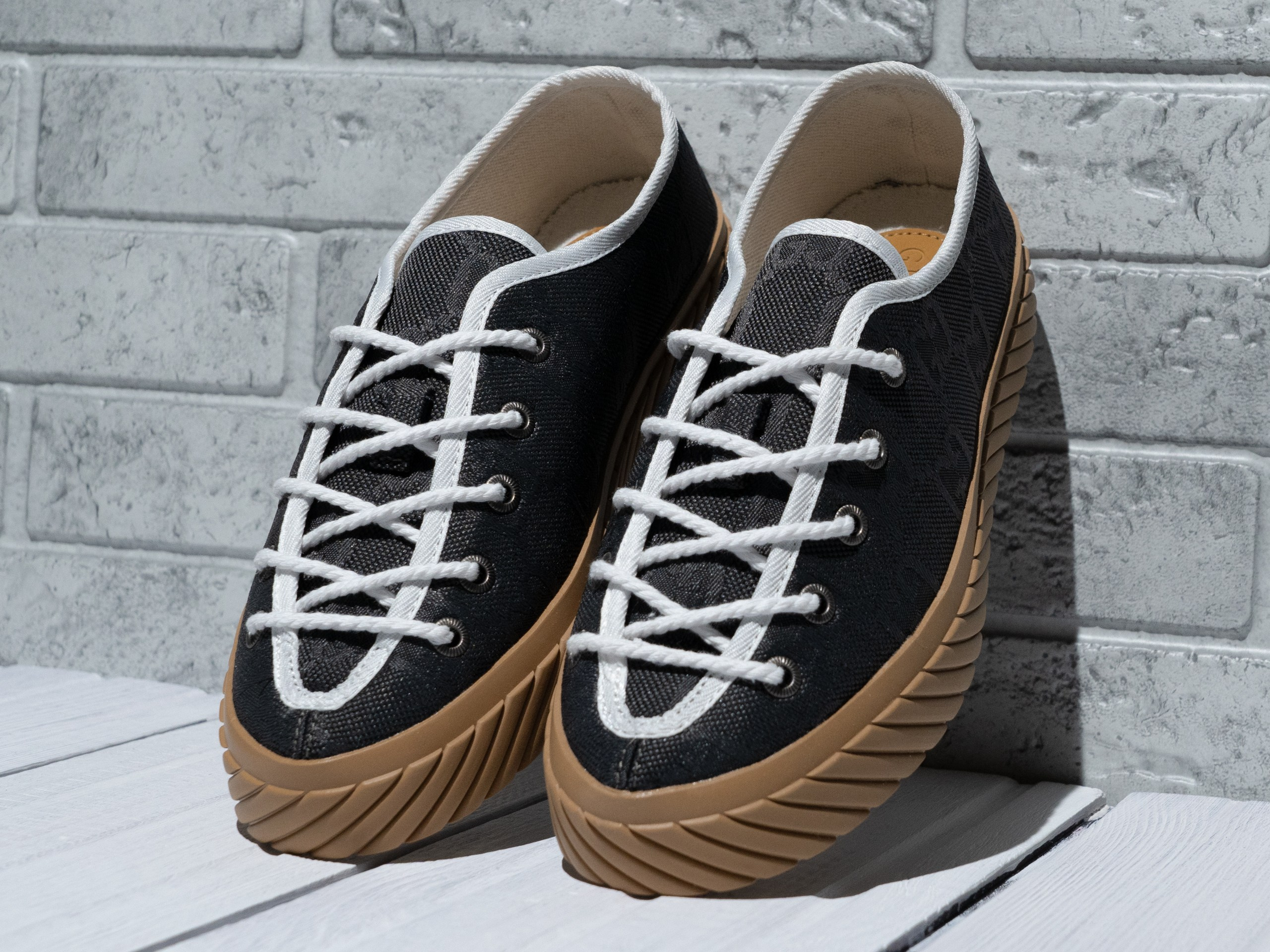 Фотосъёмка предметов на фоне кирпичной стены