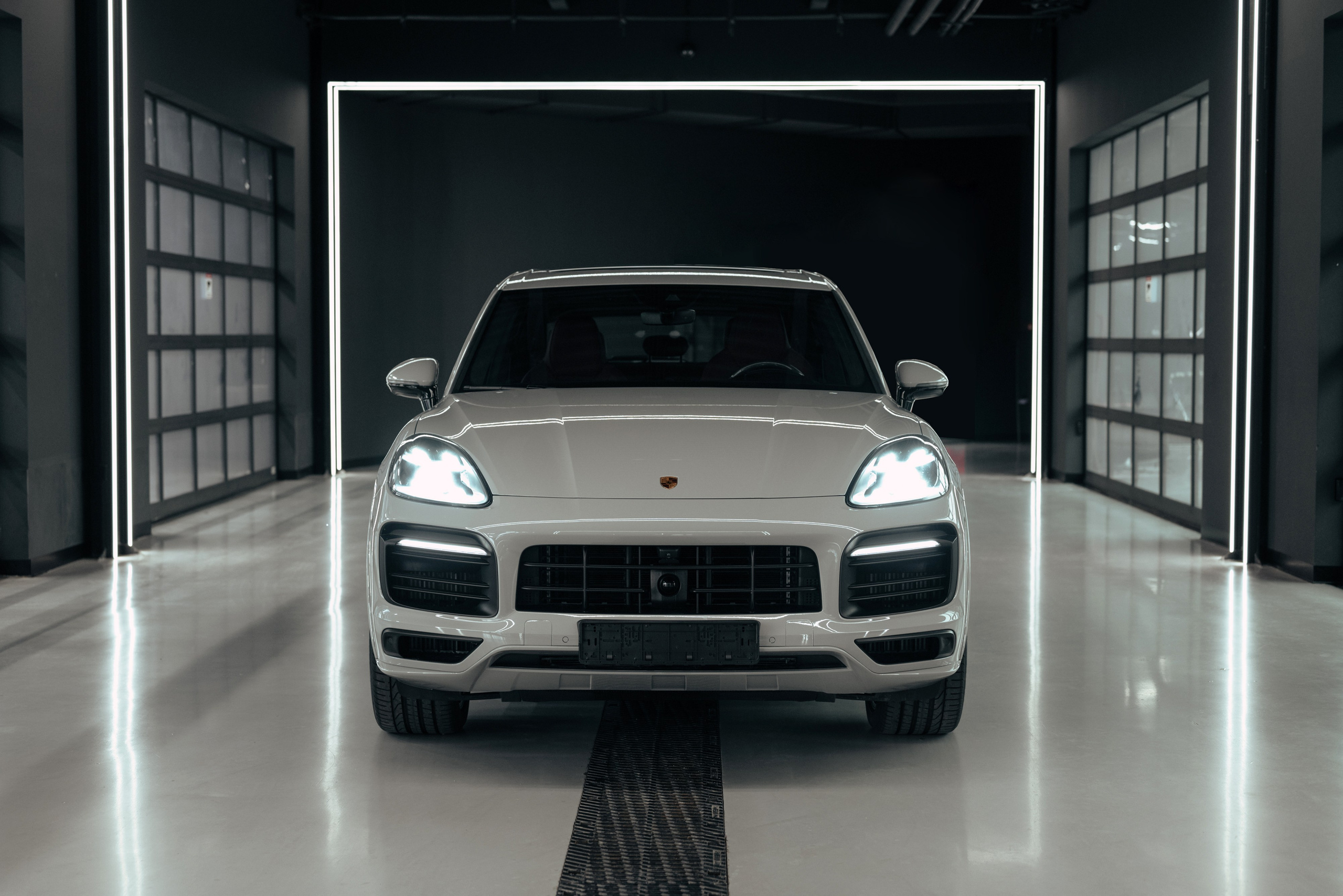 Porsche Cayenne GTS grey on red. DeLorein