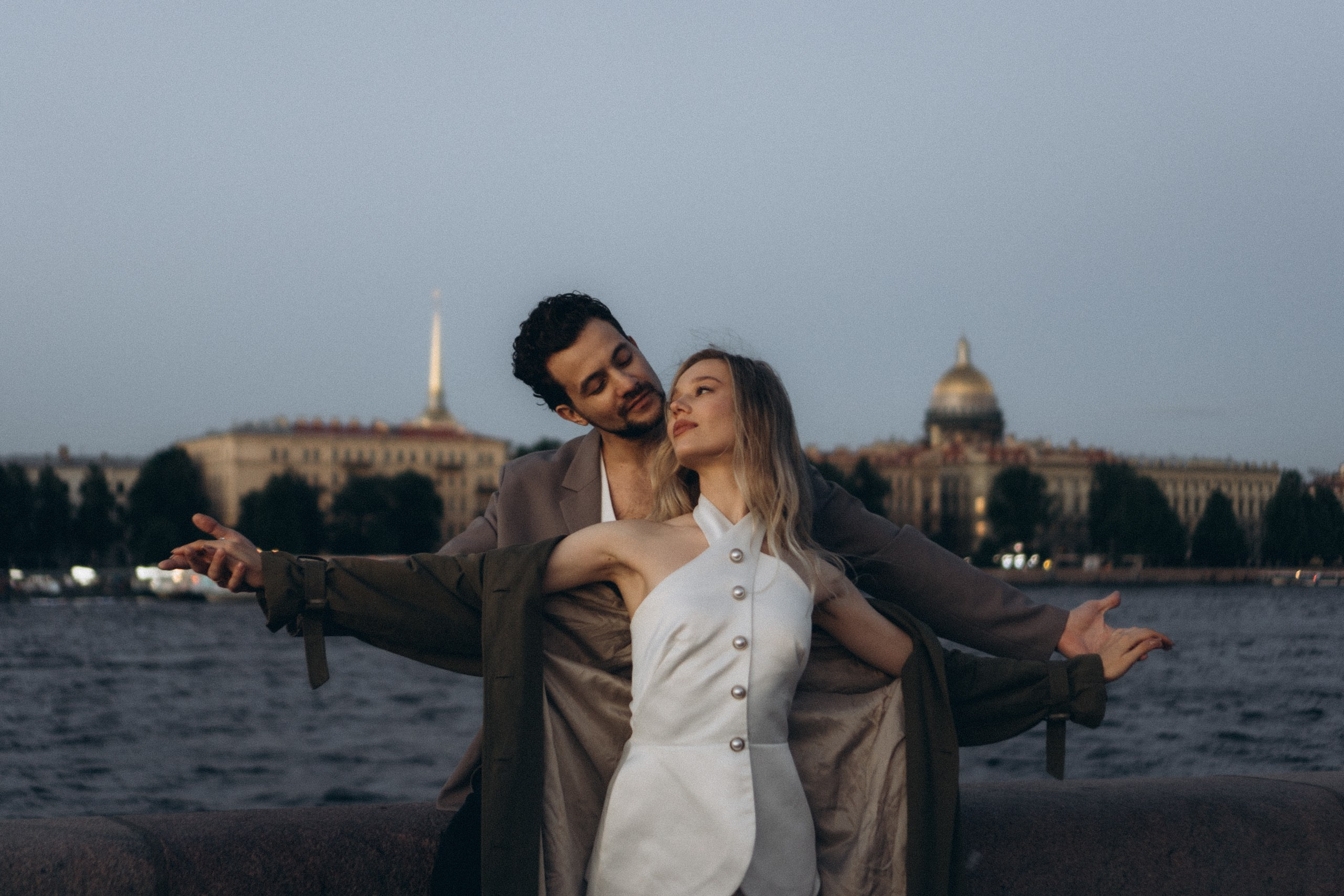 СВАДЕБНАЯ СЬЕМКА ПАРЫ НА РАССВЕТЕ В БЕЛЫЕ НОЧИ И ПРОГУЛКА С РАЗВОДНЫМИ МОСТАМИ И ПИКНИК ВОЗЛЕ ИСАКИЕВСКОГО СОБОРА. Профессиональный фотограф, Санкт-Петербург — Виктория Богомолова