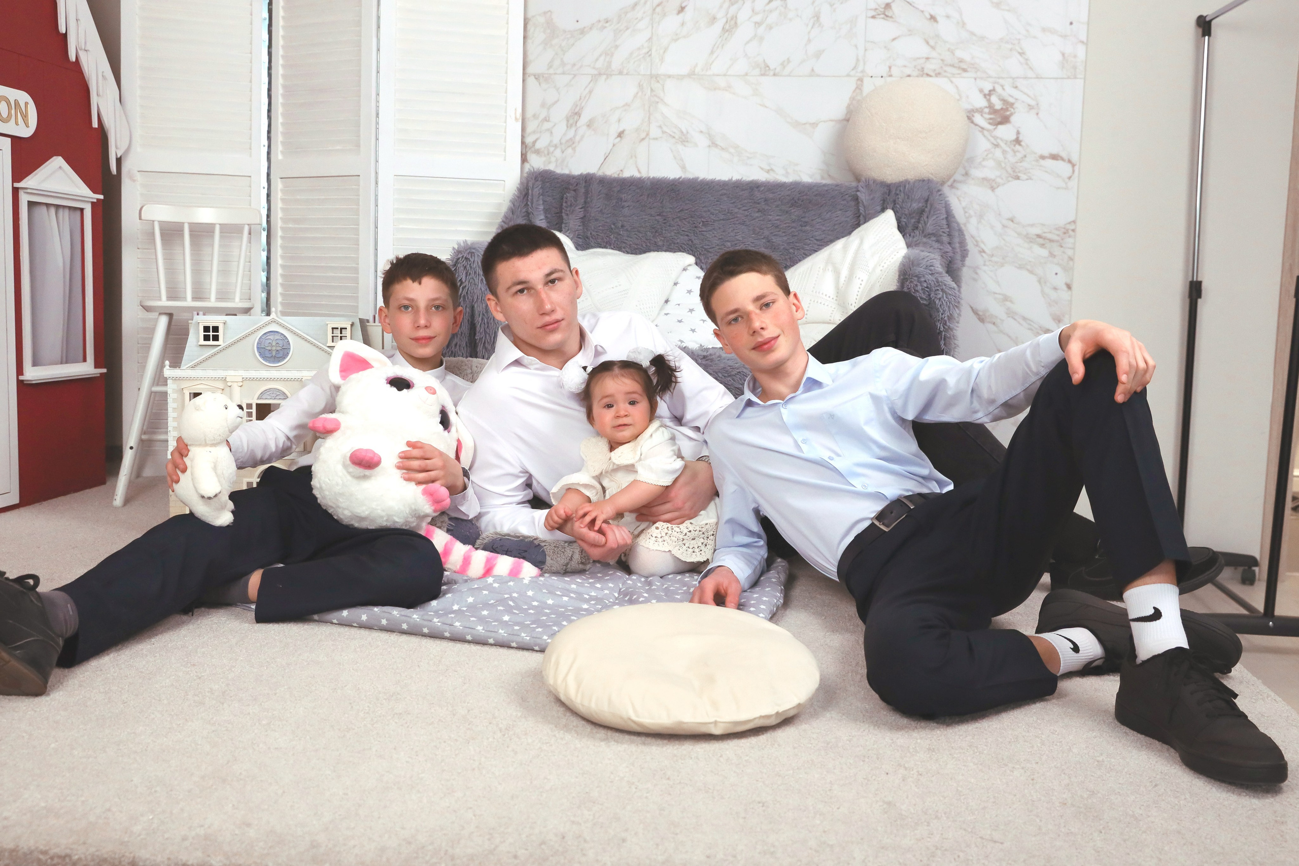 Семейная фотосессия в студии. Семейный и школьный фотограф в Краснодаре Юлия Избенко. Выпускные альбомы Краснодар