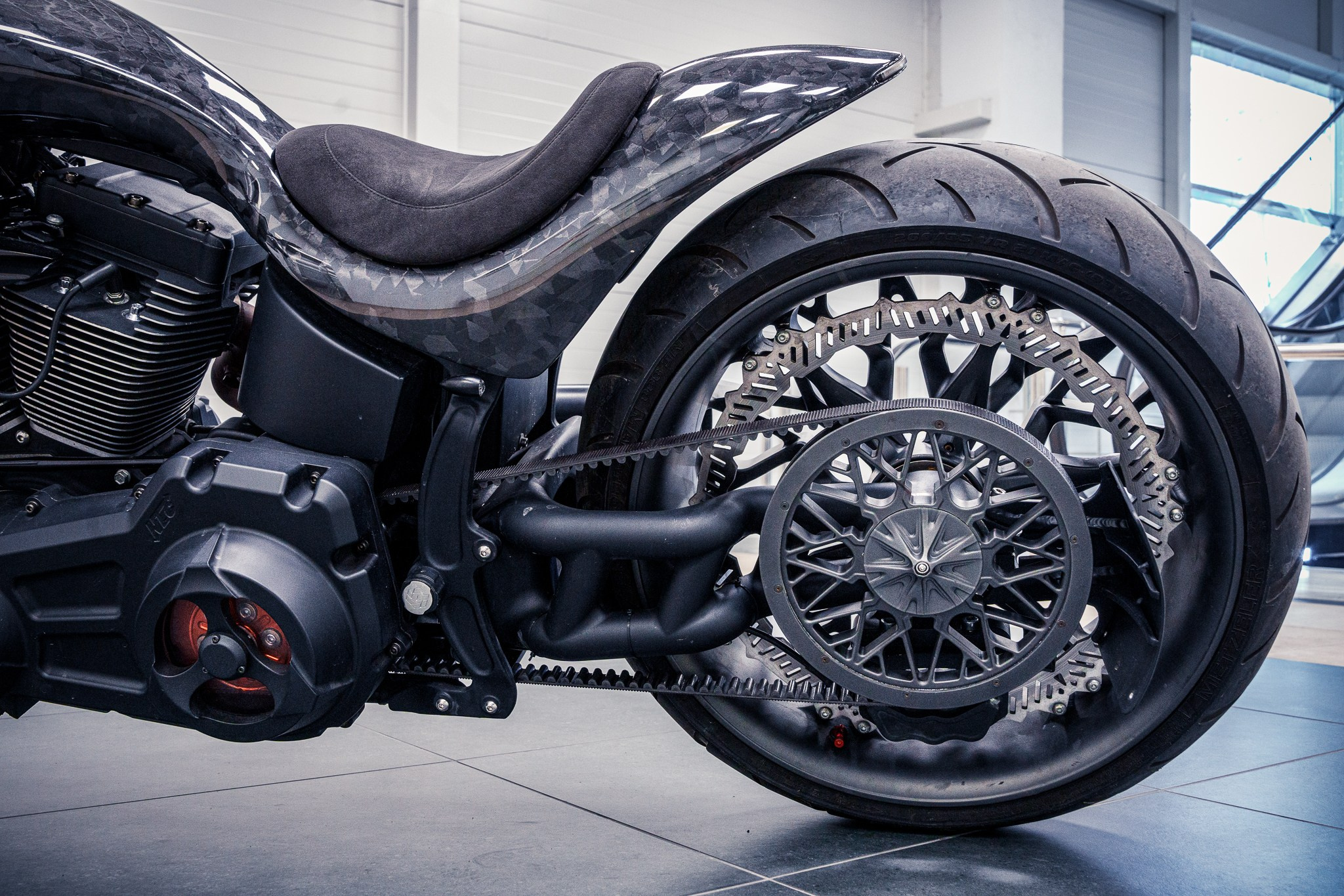 Заднее колесо и карбоновые элементы кастомного GAZ Custom