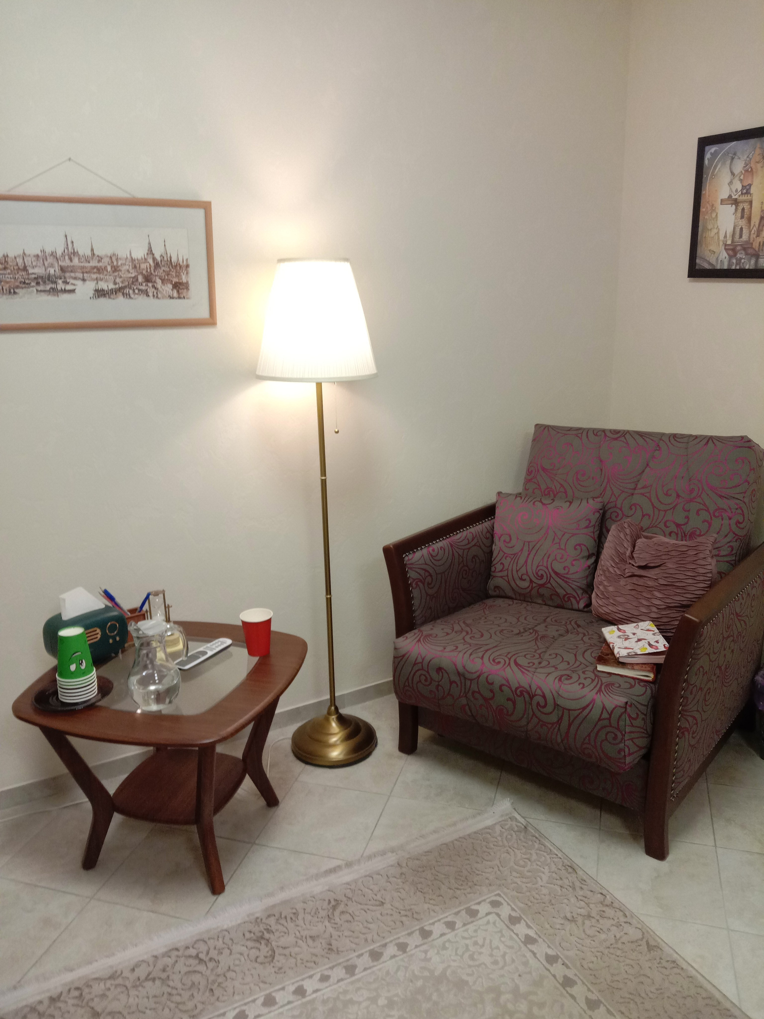 Кресло и торшер в уютном кабинете психолога в Севастополе