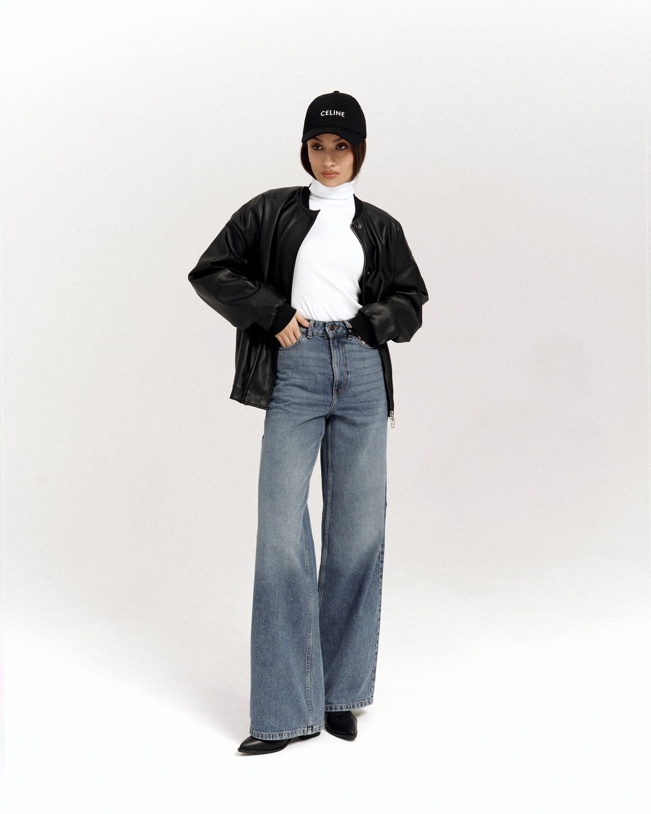 Модельные тесты Саши — студийная съёмка в чёрно-белом стиле