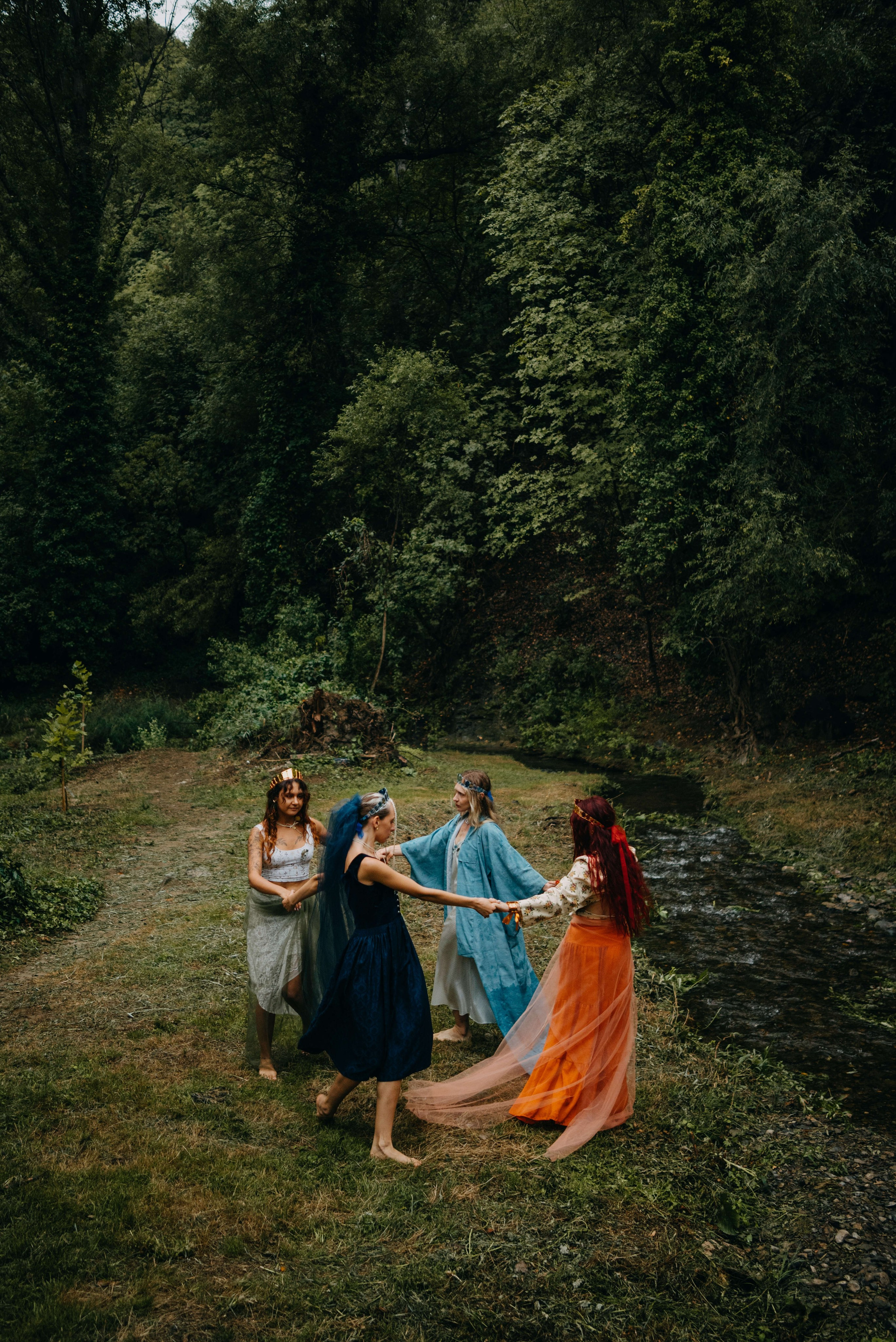 Съемка для бренда славянских украшений в лесу. Портретный и свадебный фотограф в Тбилиси • xeniqo