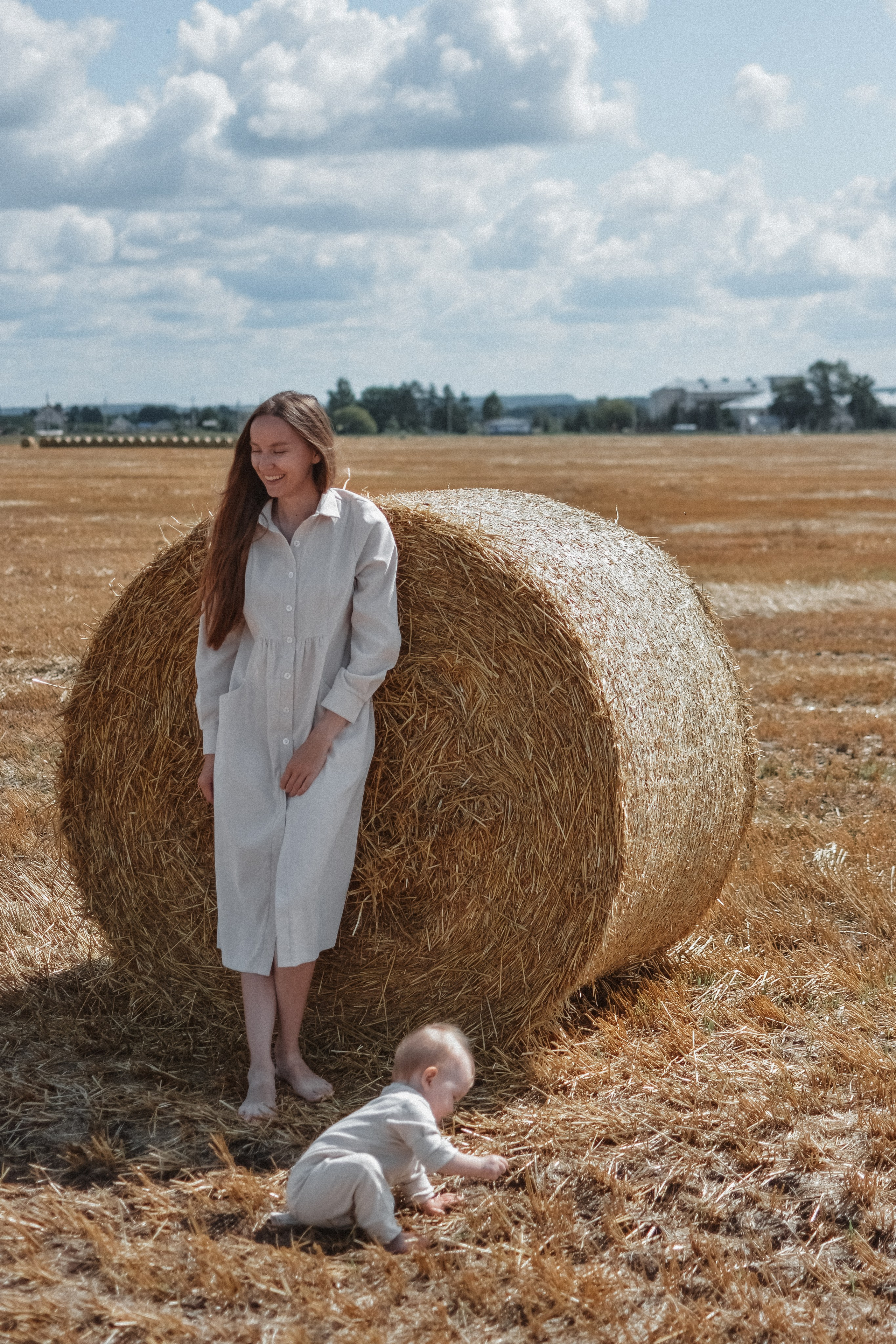 Сёстры в поле и малышка дочь. Alenasokolowa.ru